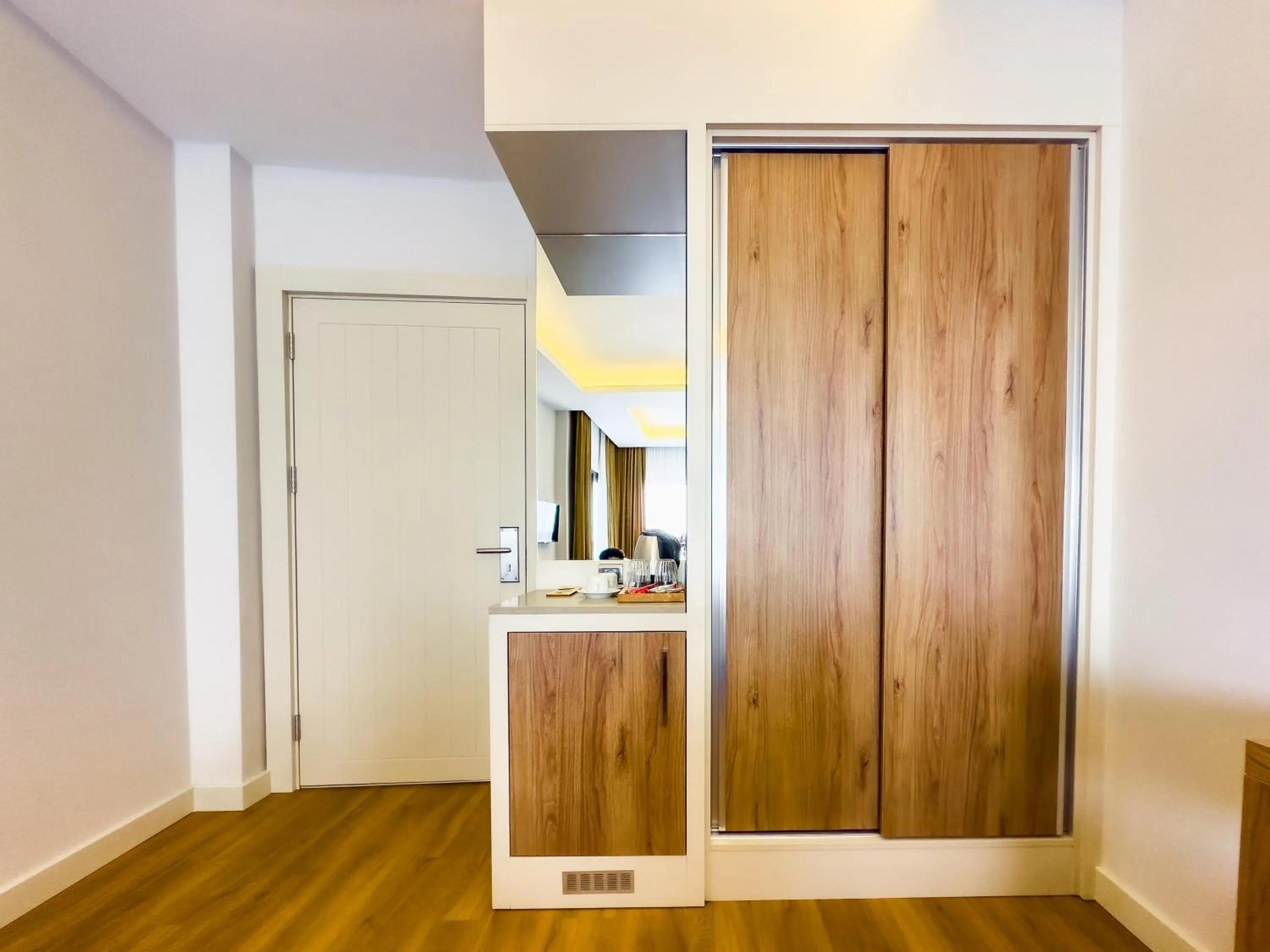 wardrobe in Dedeoğlu Port Hotel