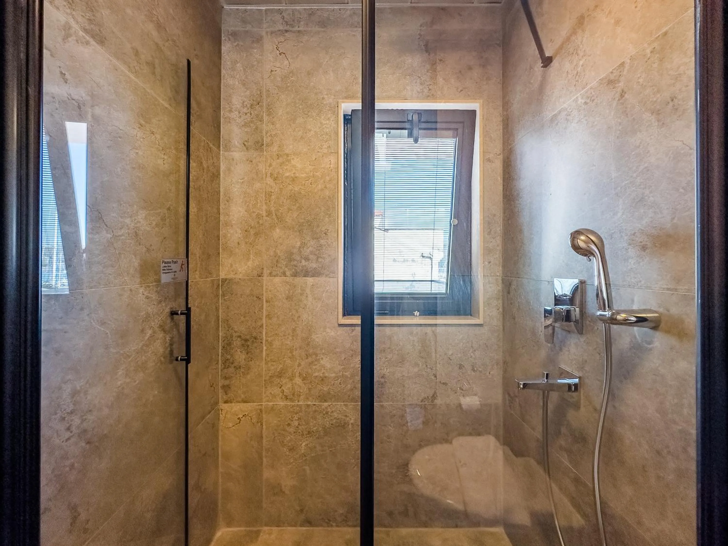 Shower in Dedeoğlu Port Hotel