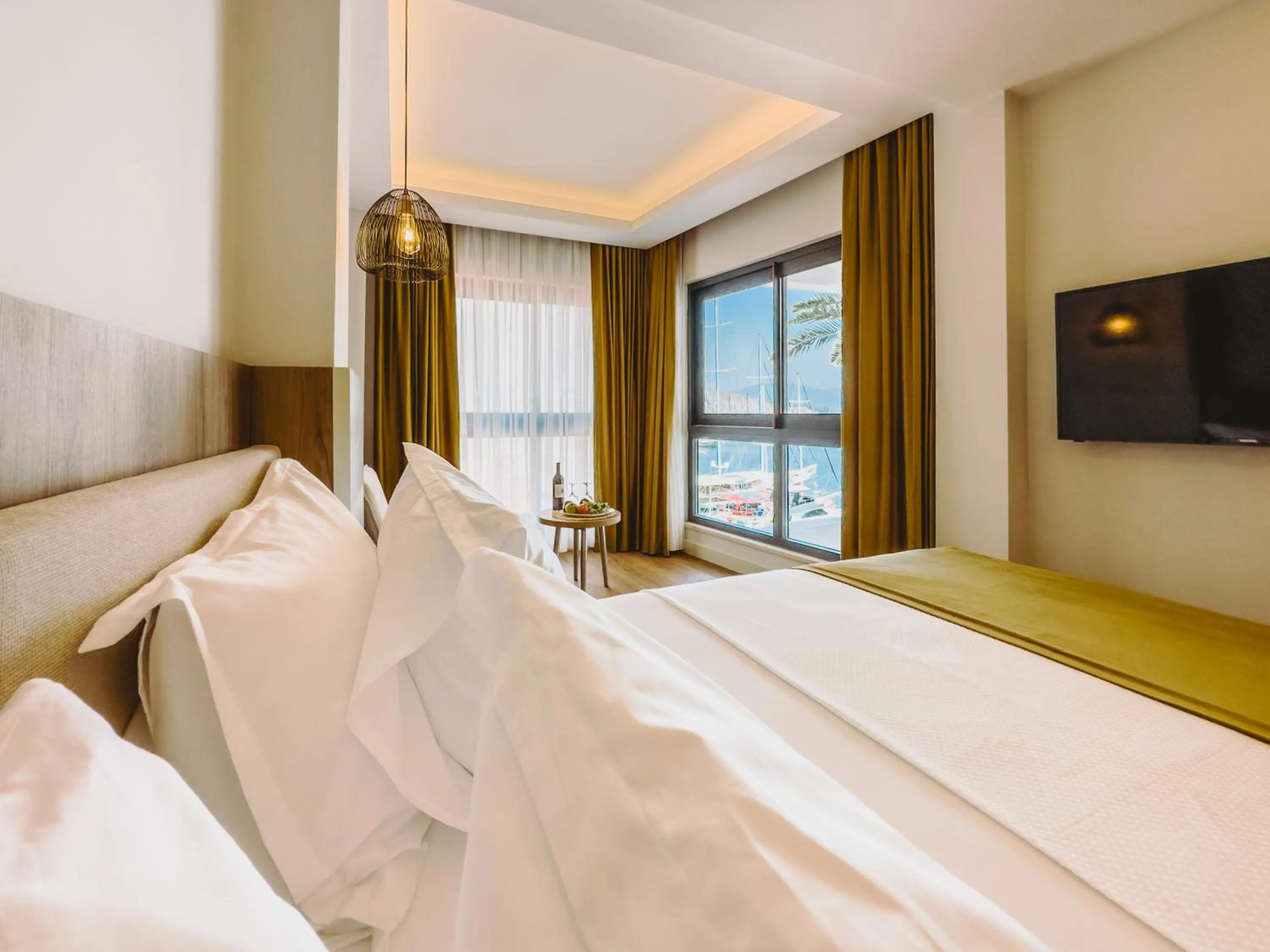 Communal lounge/ TV room, Bed in Dedeoğlu Port Hotel