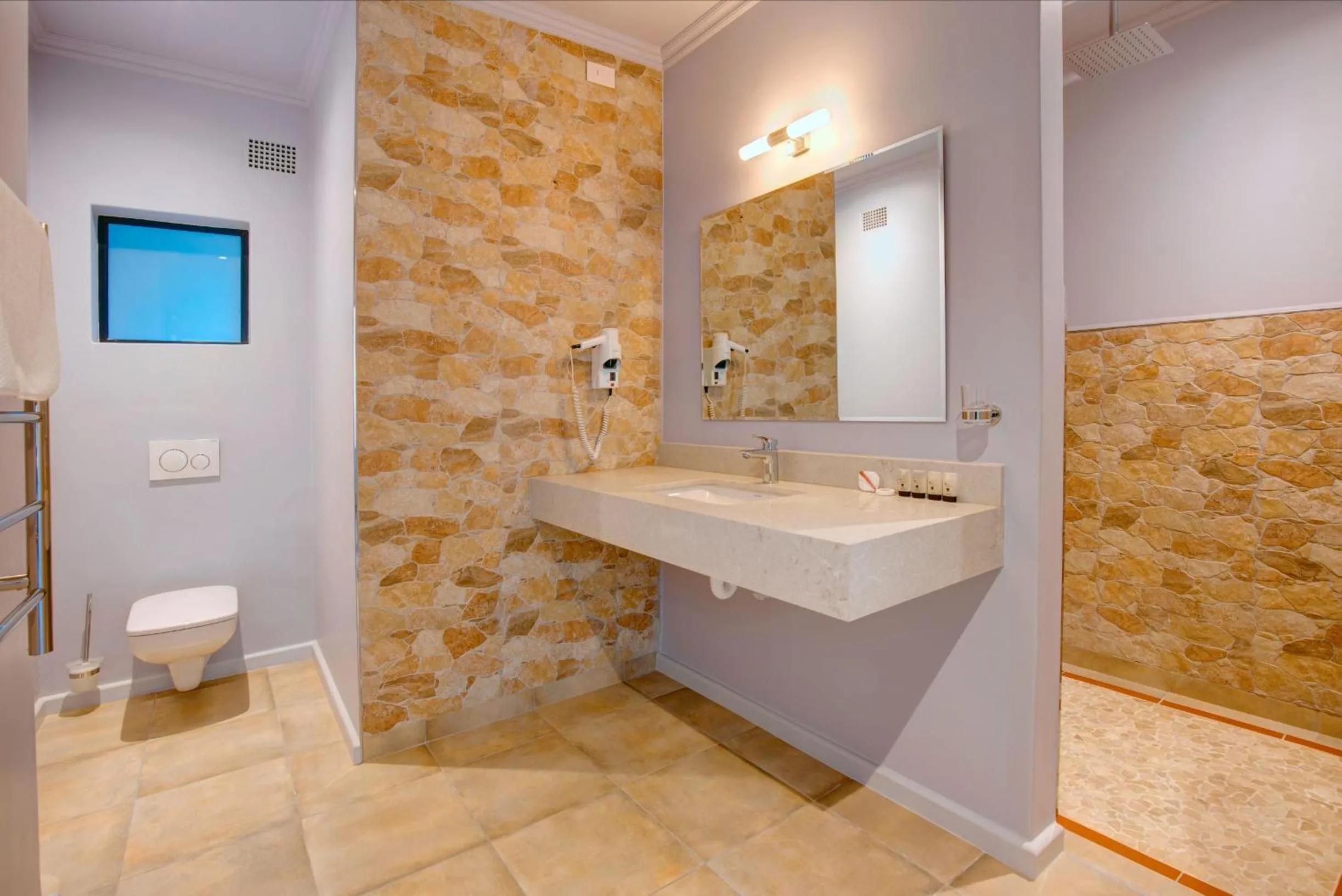 Toilet in Amour Guest House