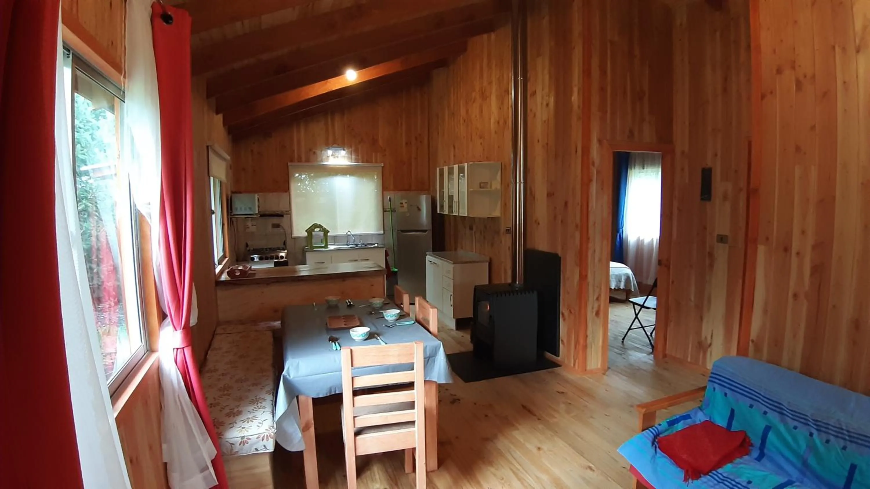 Dining area in Cabaña Camino al Volcán
