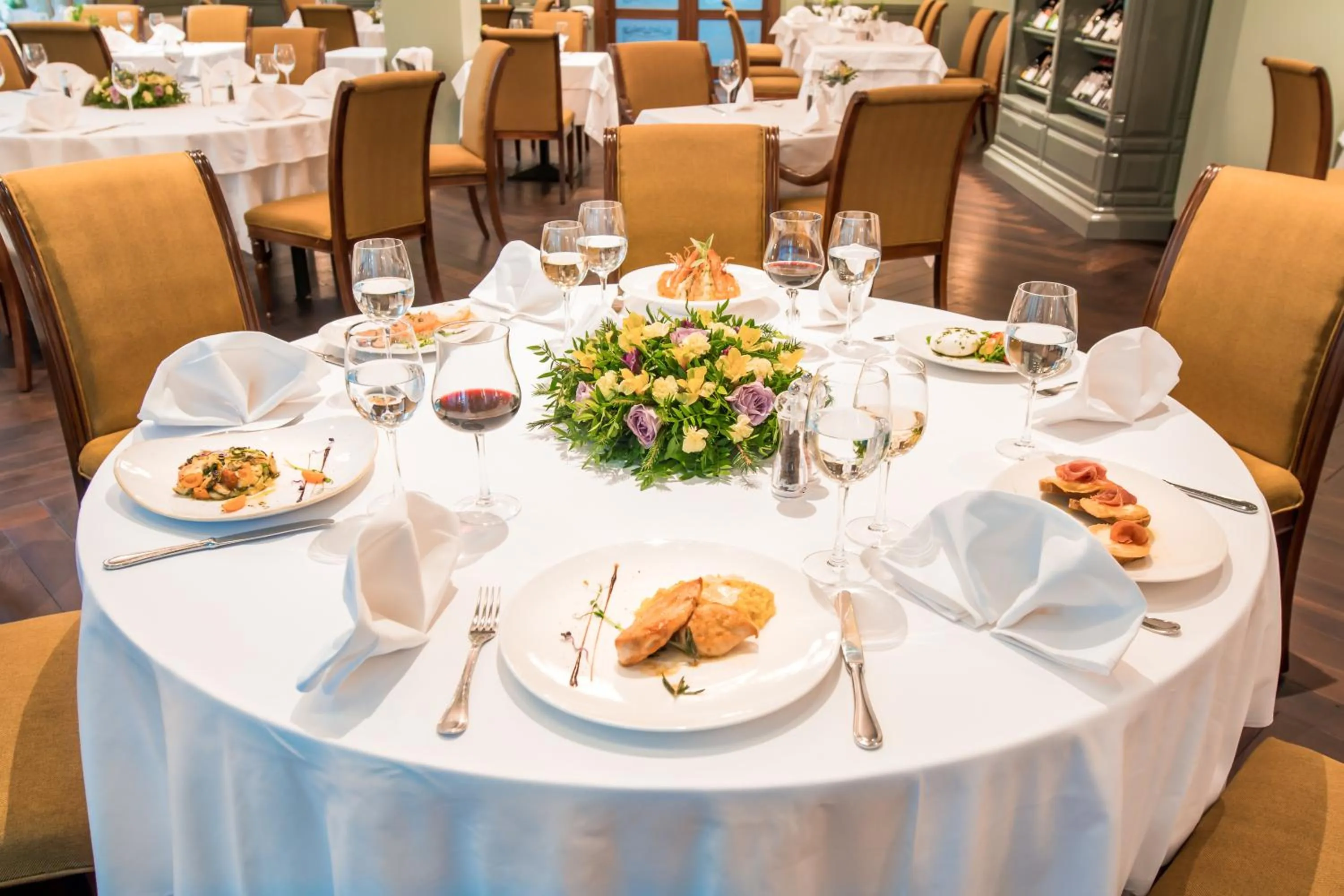 Restaurant/places to eat in Crystal Palace Boutique Hotel