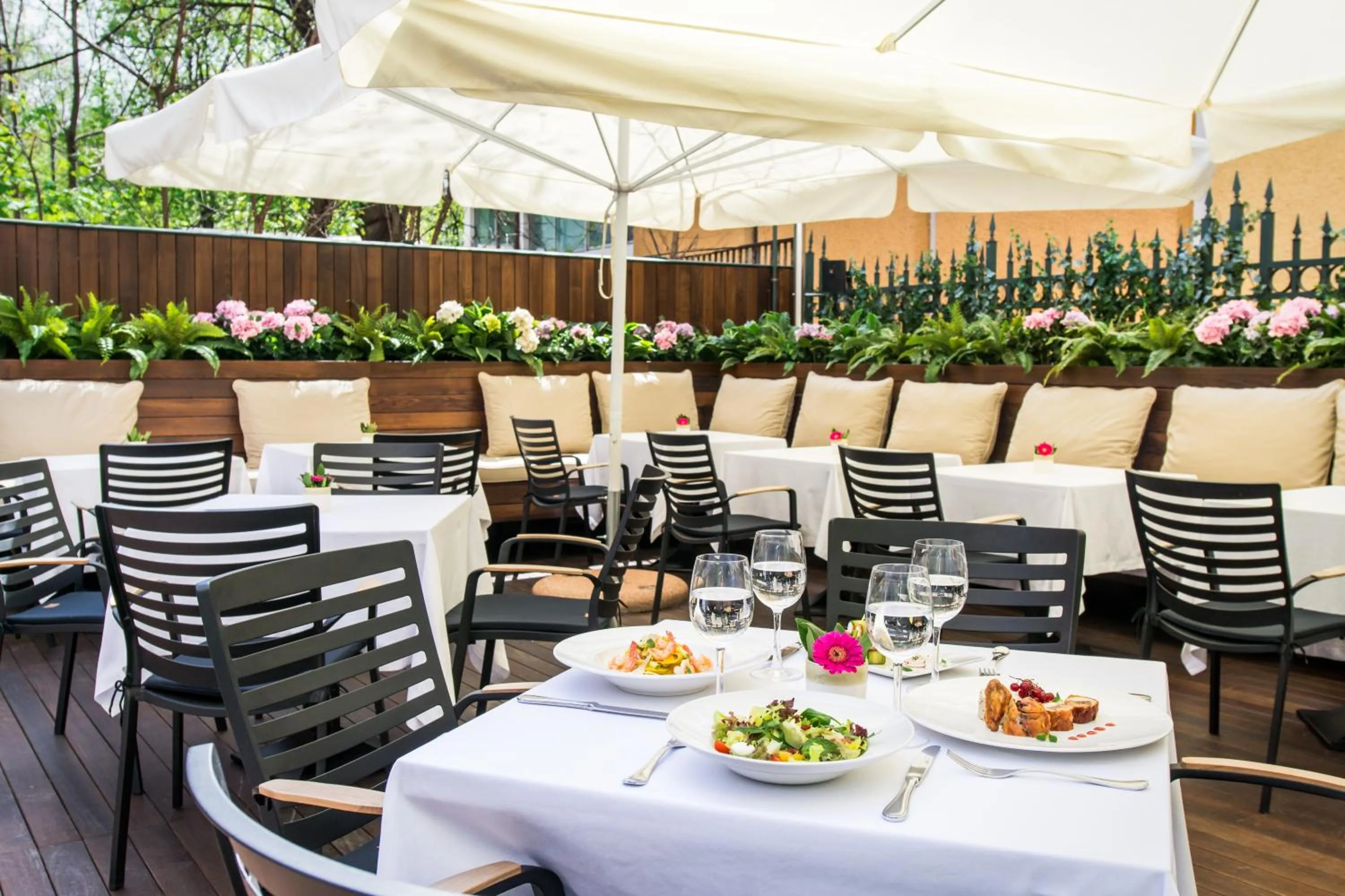 Restaurant/places to eat in Crystal Palace Boutique Hotel