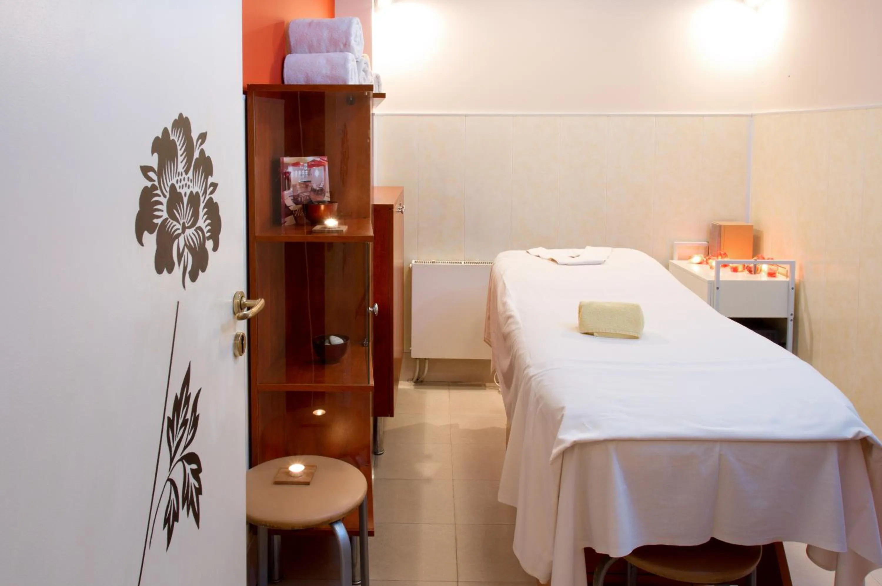 Massage, Bed in Crystal Palace Boutique Hotel