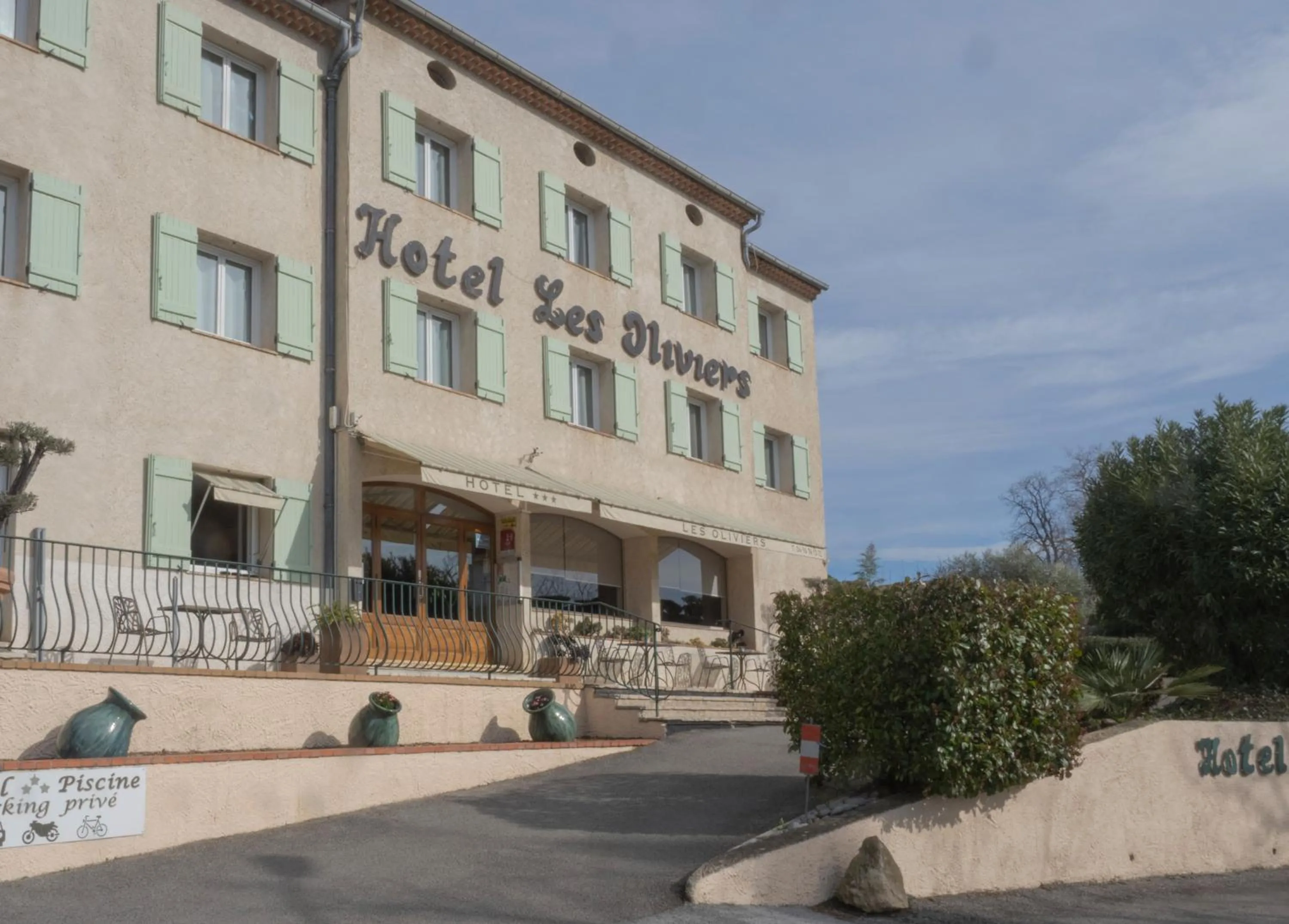 Property building in Hotel Les Oliviers