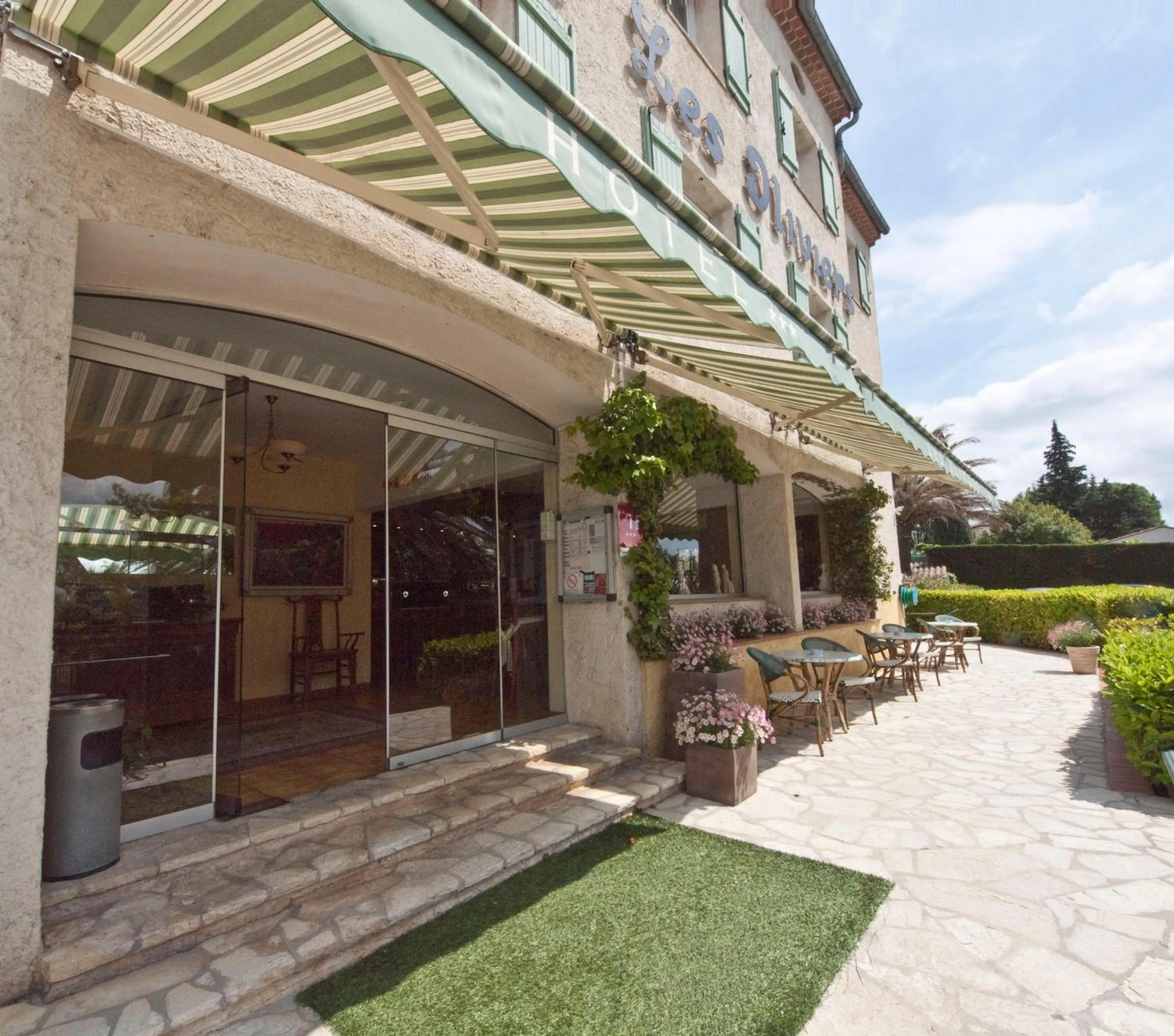 Facade/entrance in Hotel Les Oliviers