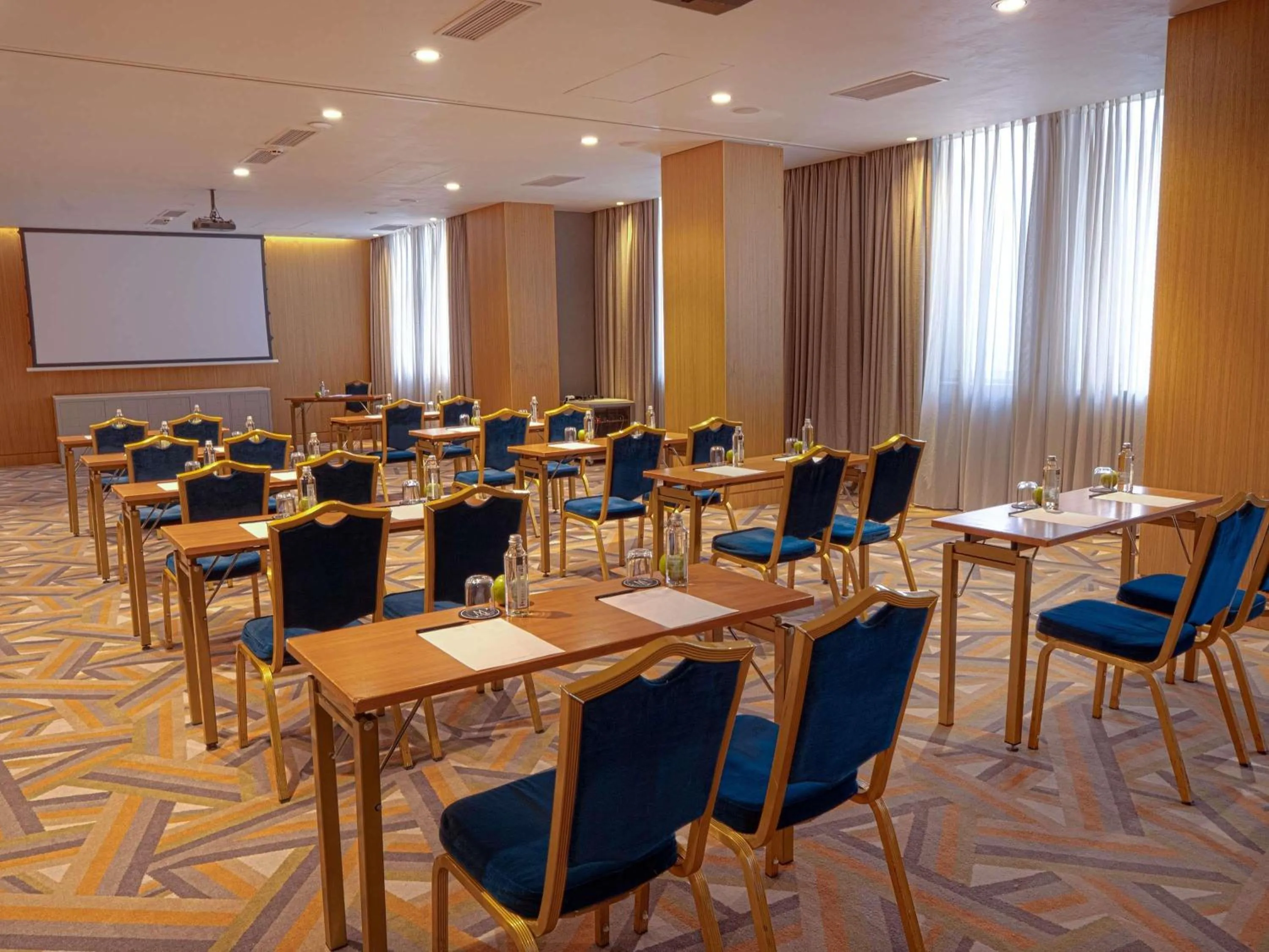 Meeting/conference room in Maison Sofia - MGallery