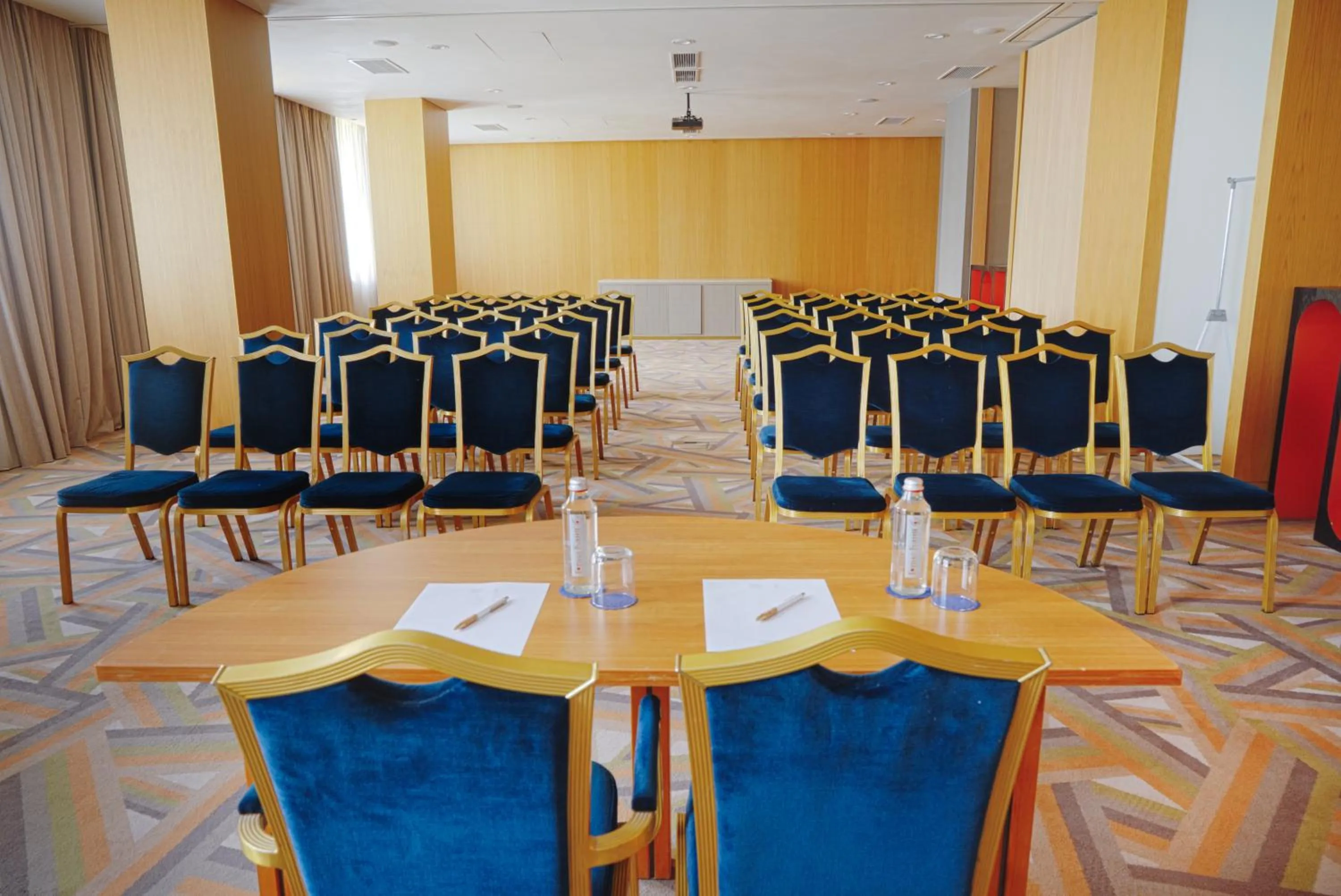 Meeting/conference room in Maison Sofia - MGallery