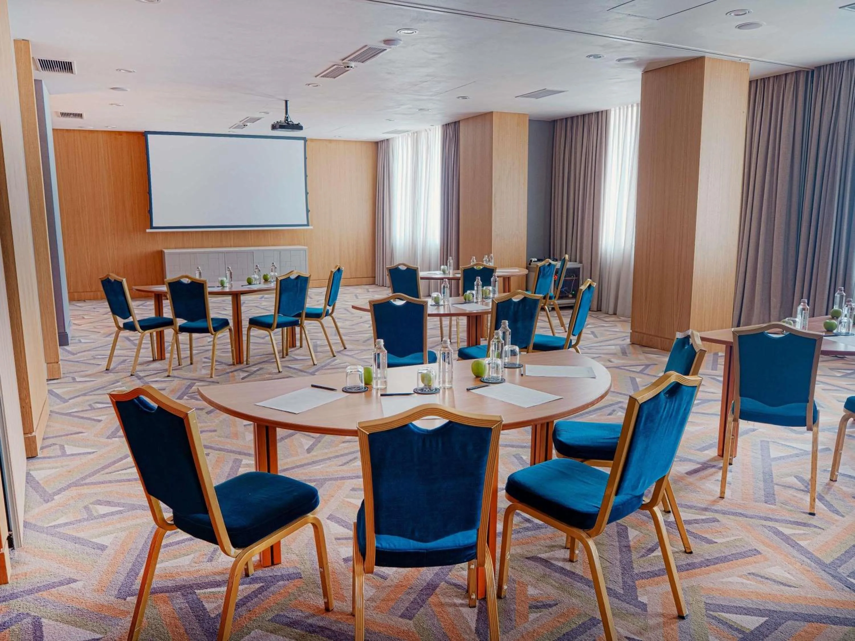 Meeting/conference room in Maison Sofia - MGallery