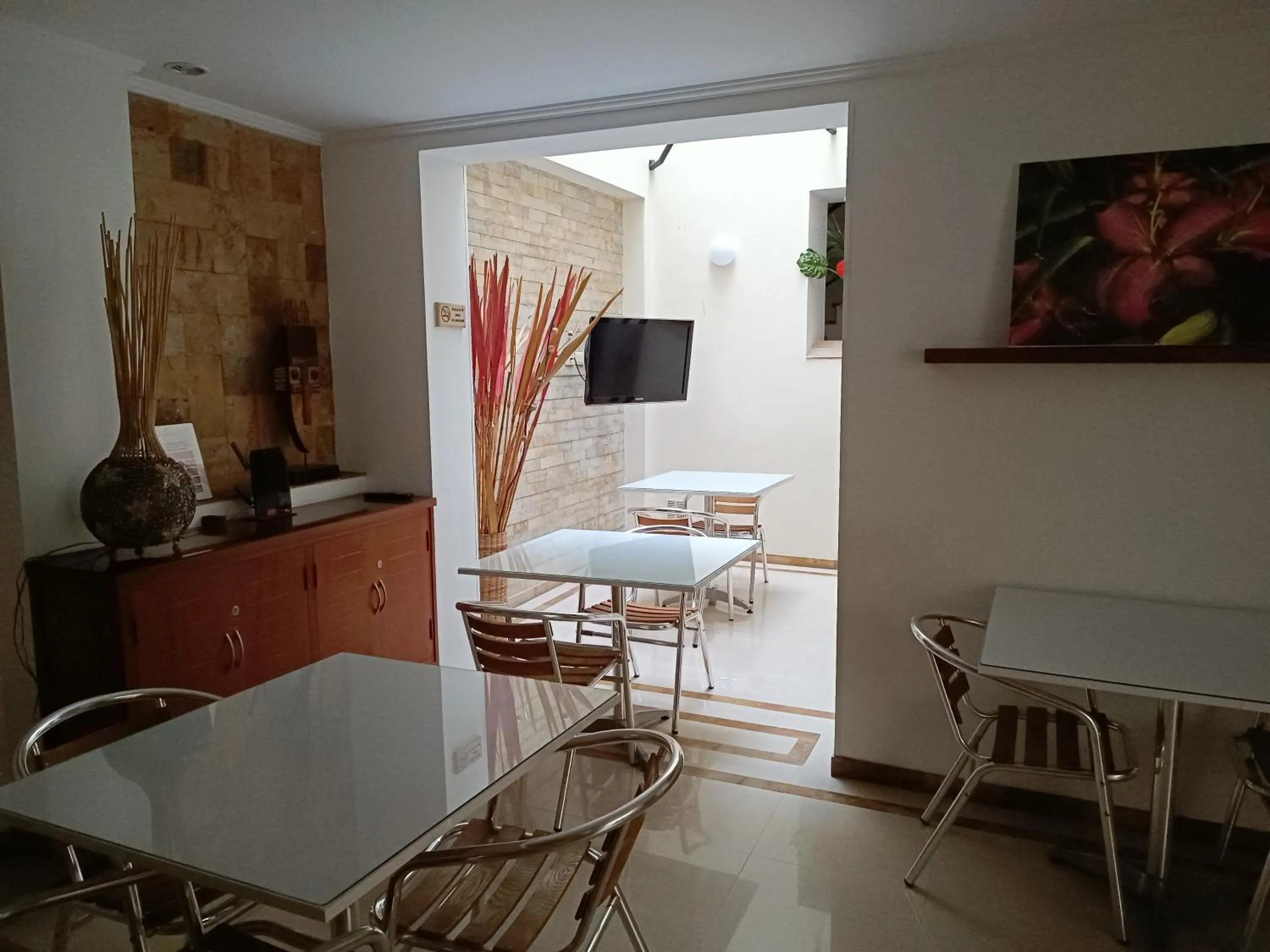 Restaurant/places to eat in Hotel Boutique Confort Suites