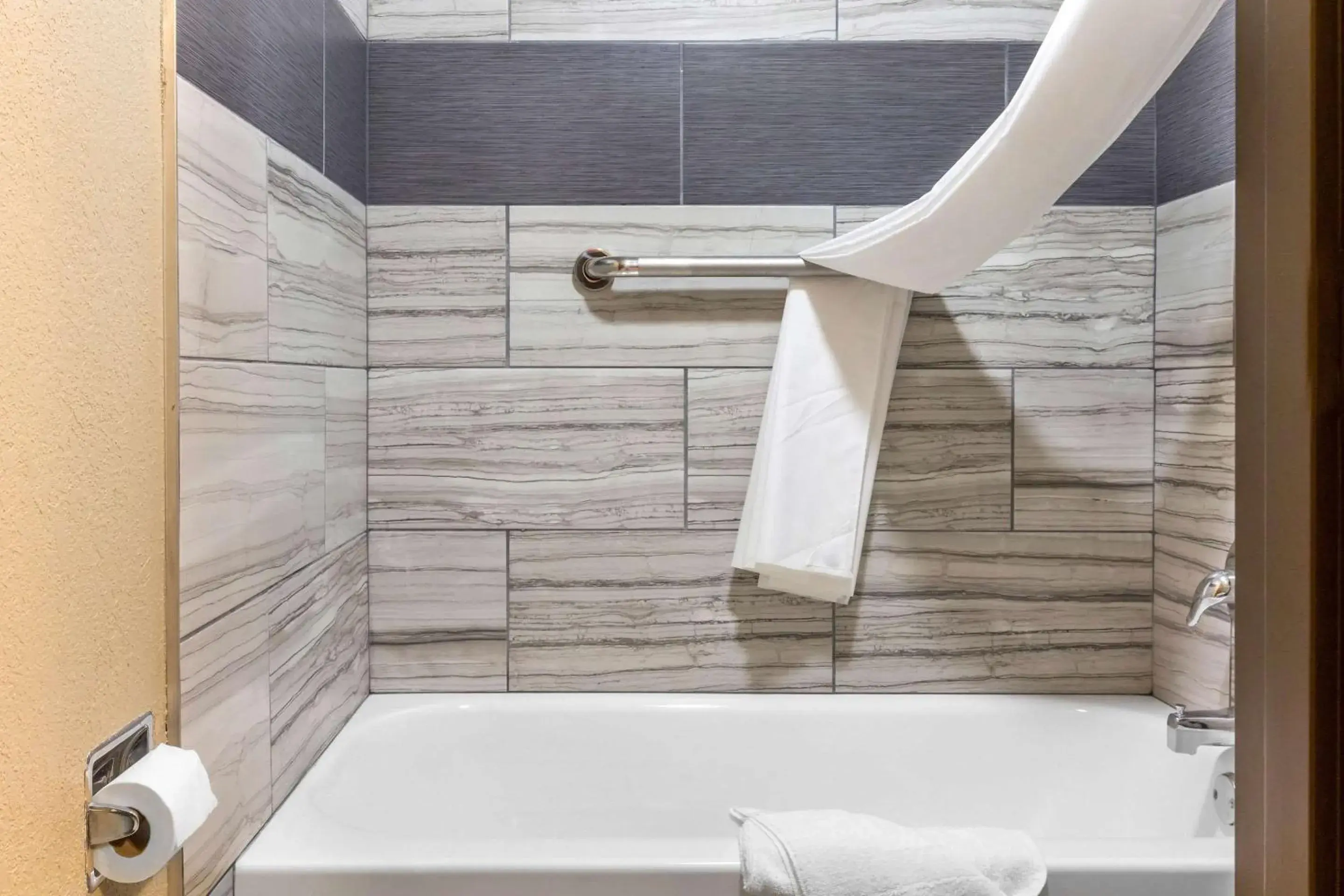 Bathroom in Quality Inn Lamar Bathroom in Quality Inn Lamar