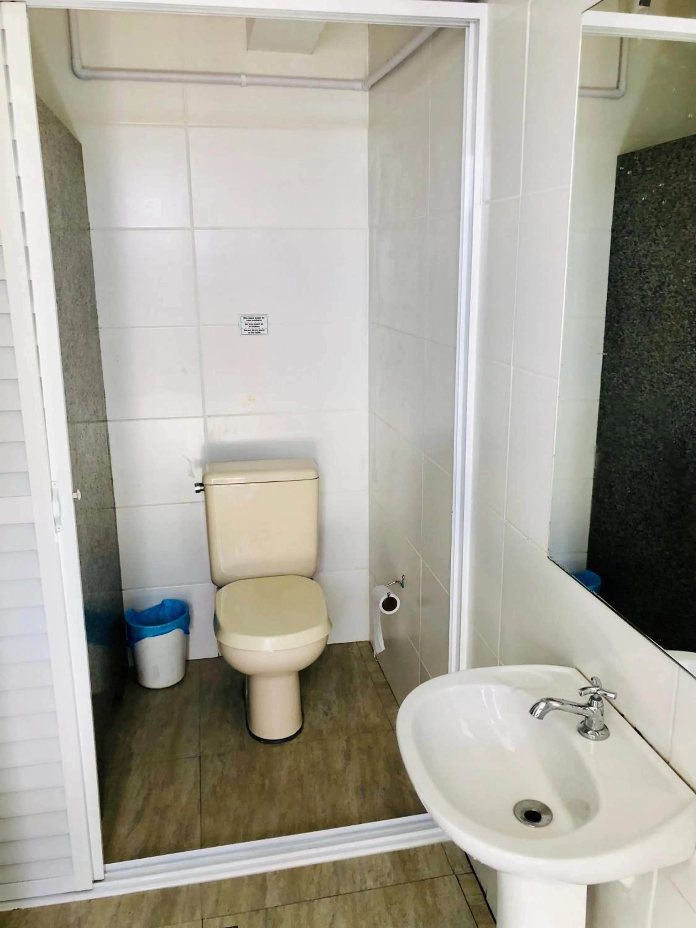 Toilet in Quatro Ilhas Beach Hostel