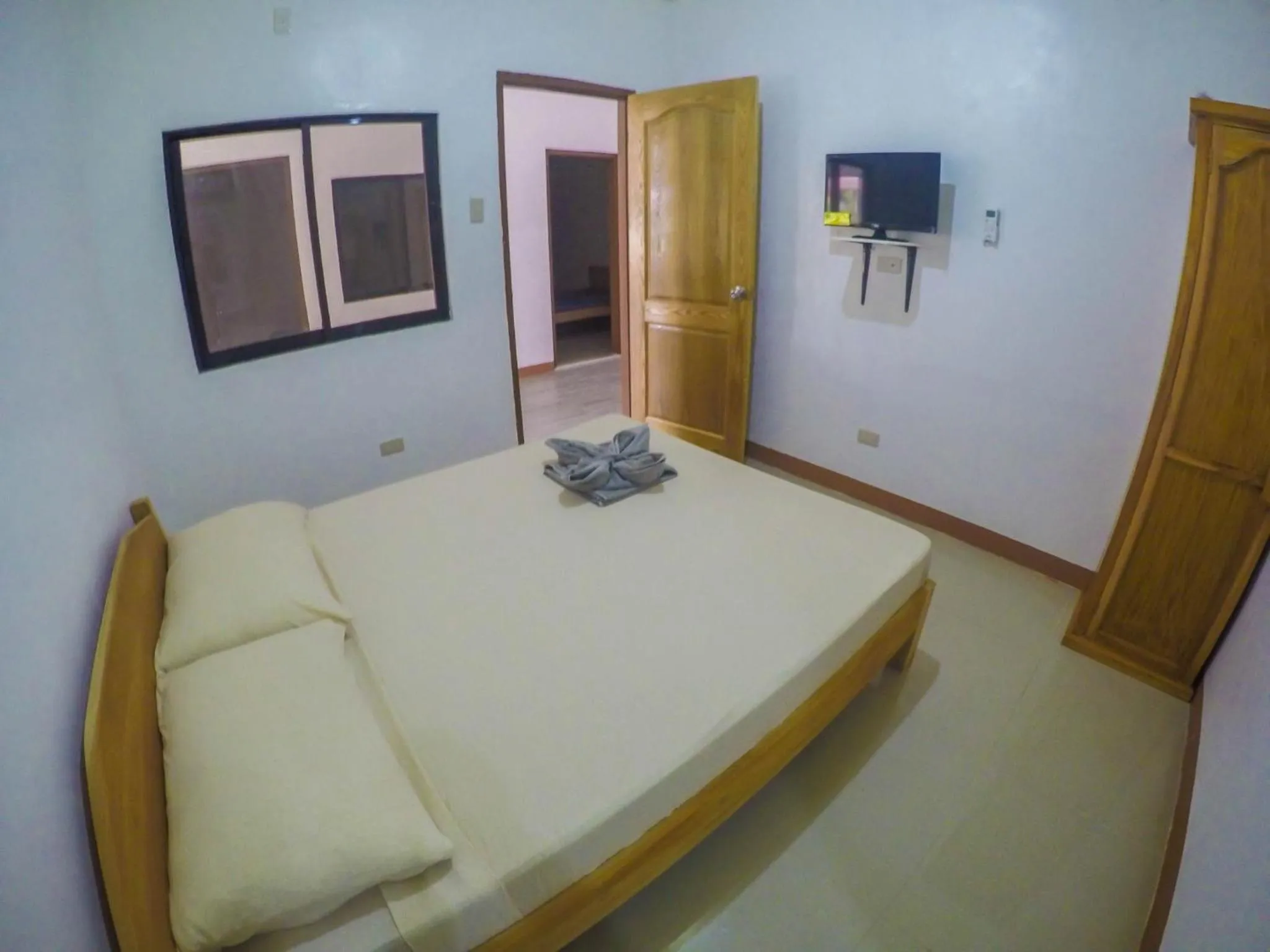 Bedroom, Bed in Ocean Manor Inn