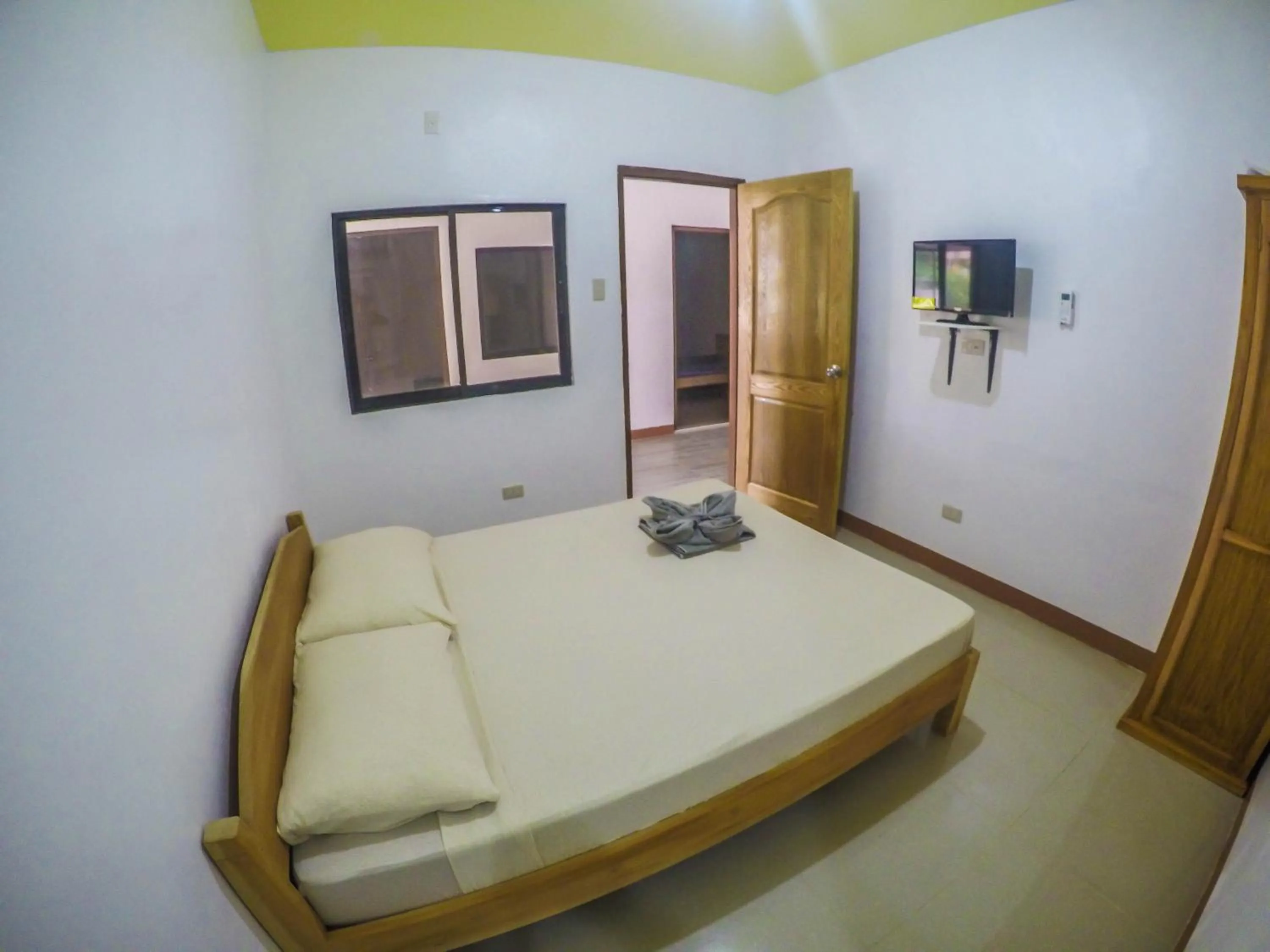 Bedroom, Bed in Ocean Manor Inn