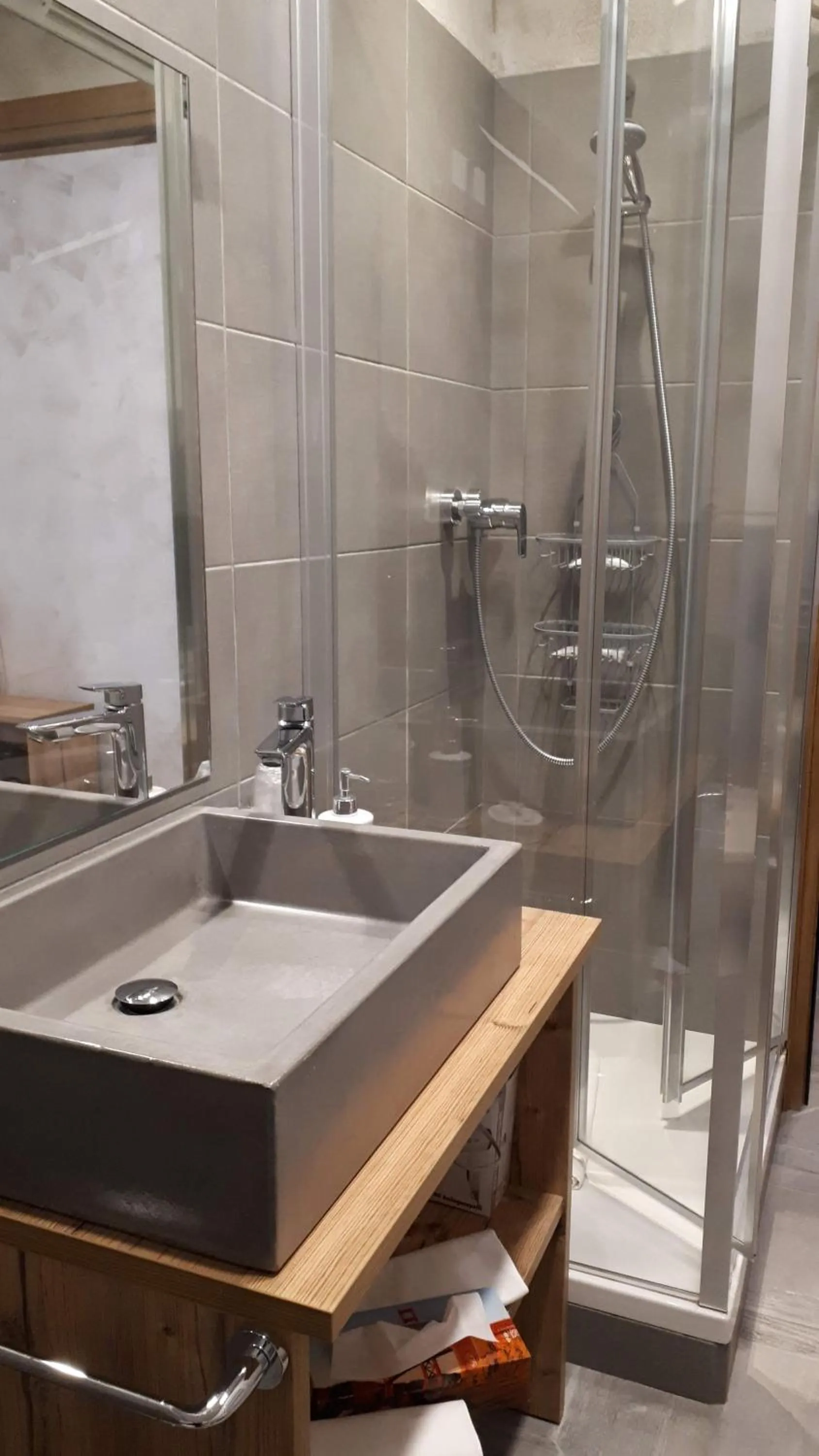 Shower in B&B Corte Rossa