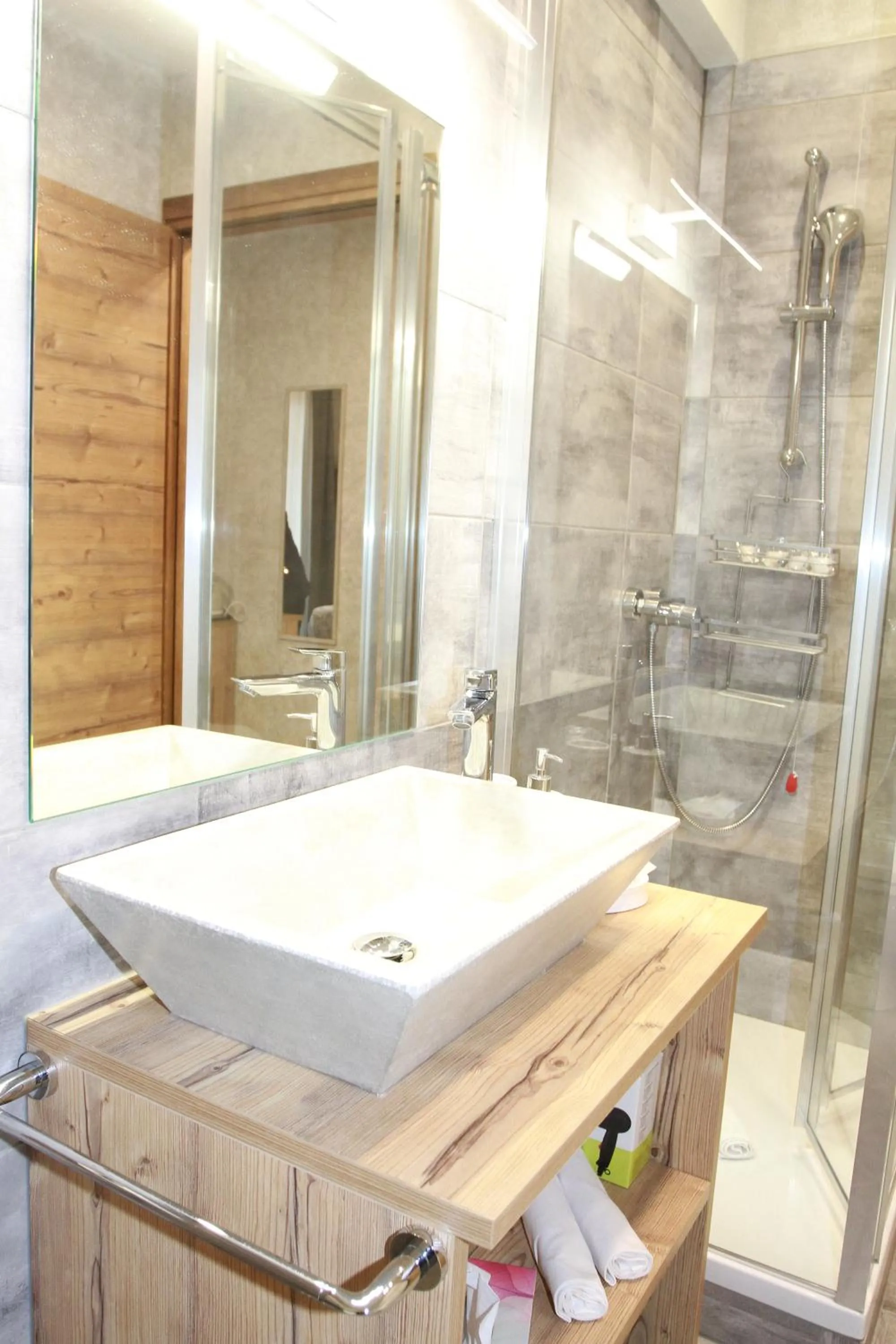 Shower in B&B Corte Rossa