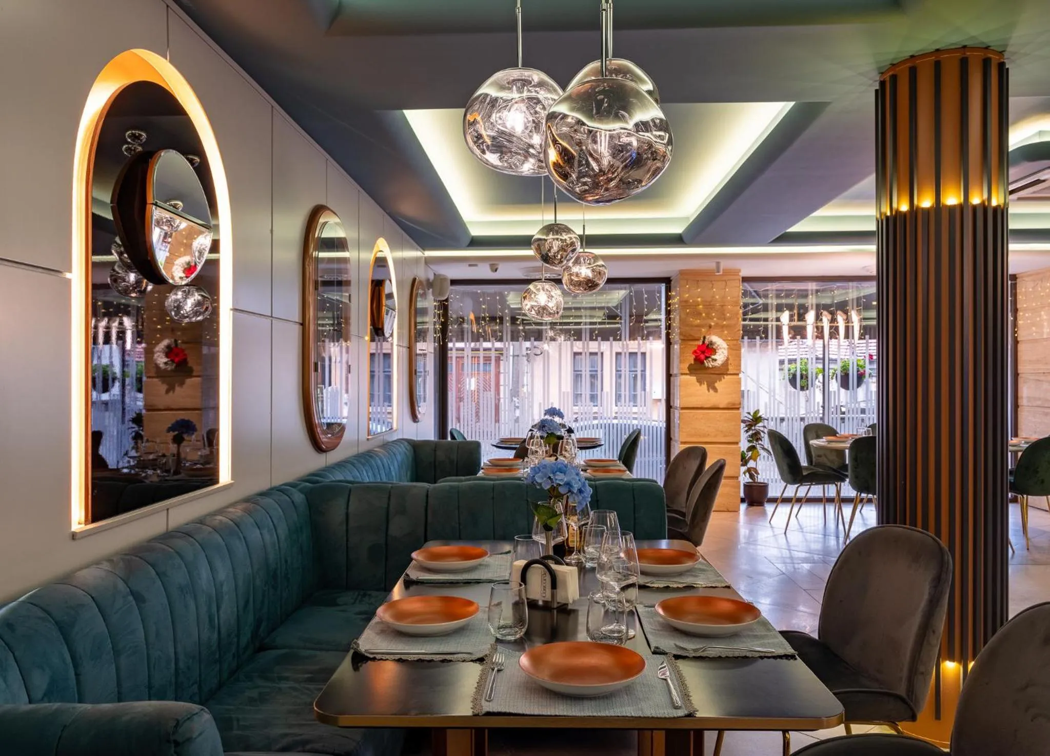 Restaurant/places to eat in Hotel Concorde