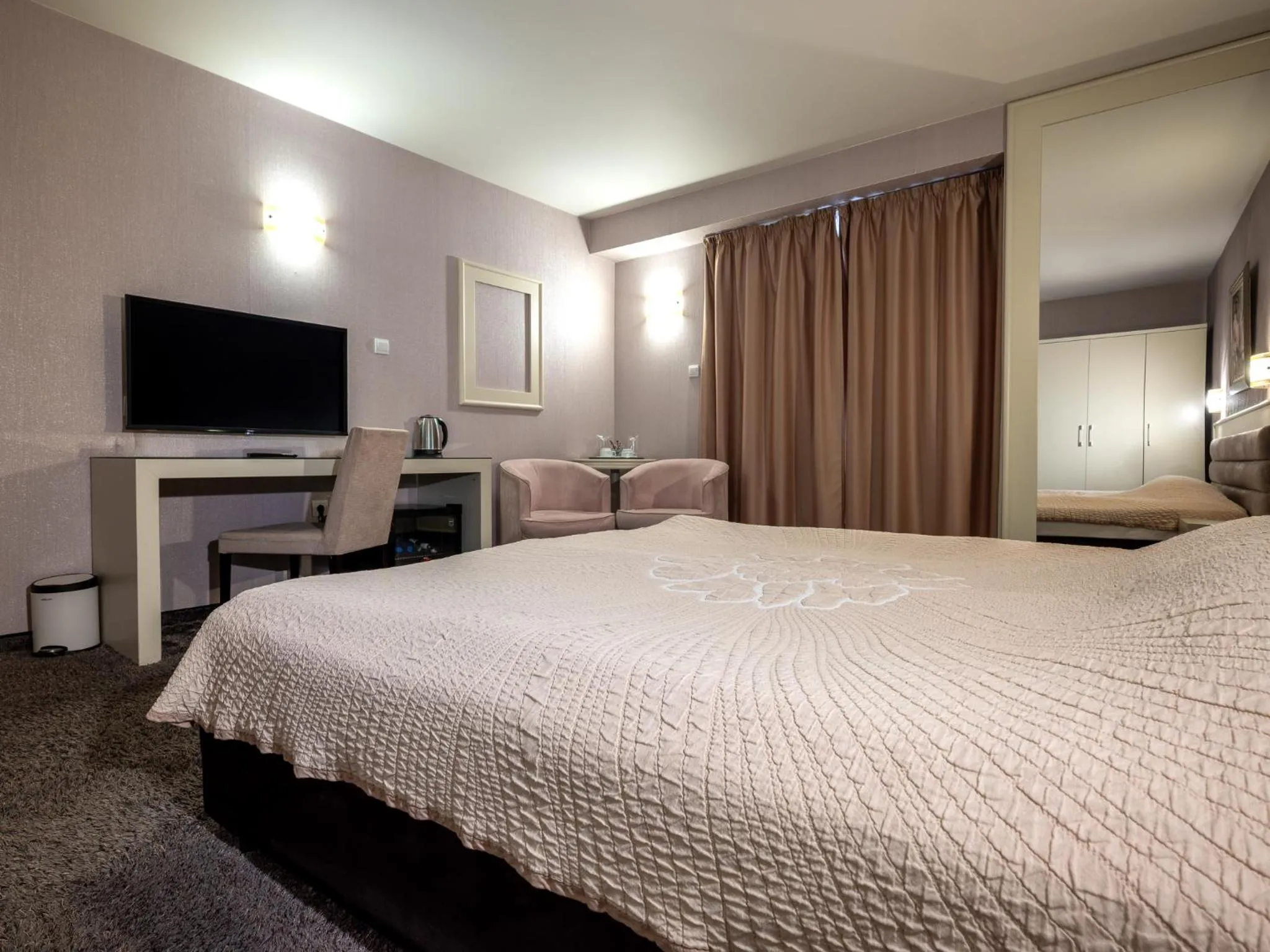 Property building, Bed in Hotel Concorde