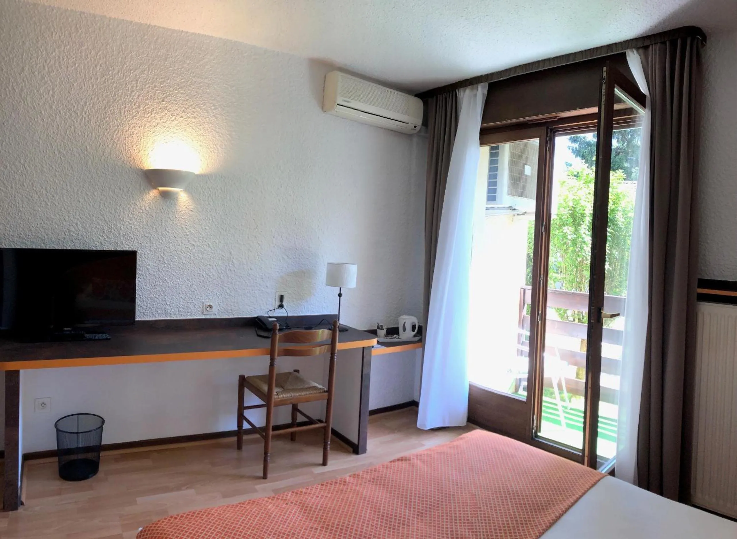 Garden view, Bed in Les Tilleuls Montbeliard Sud Audincourt