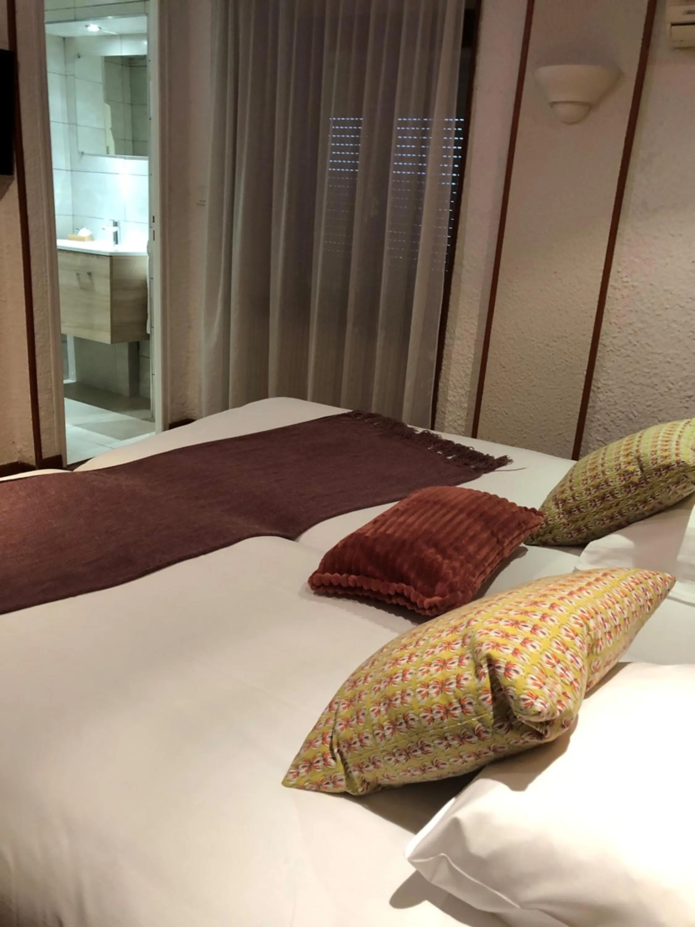 Photo of the whole room, Bed in Les Tilleuls Montbeliard Sud Audincourt