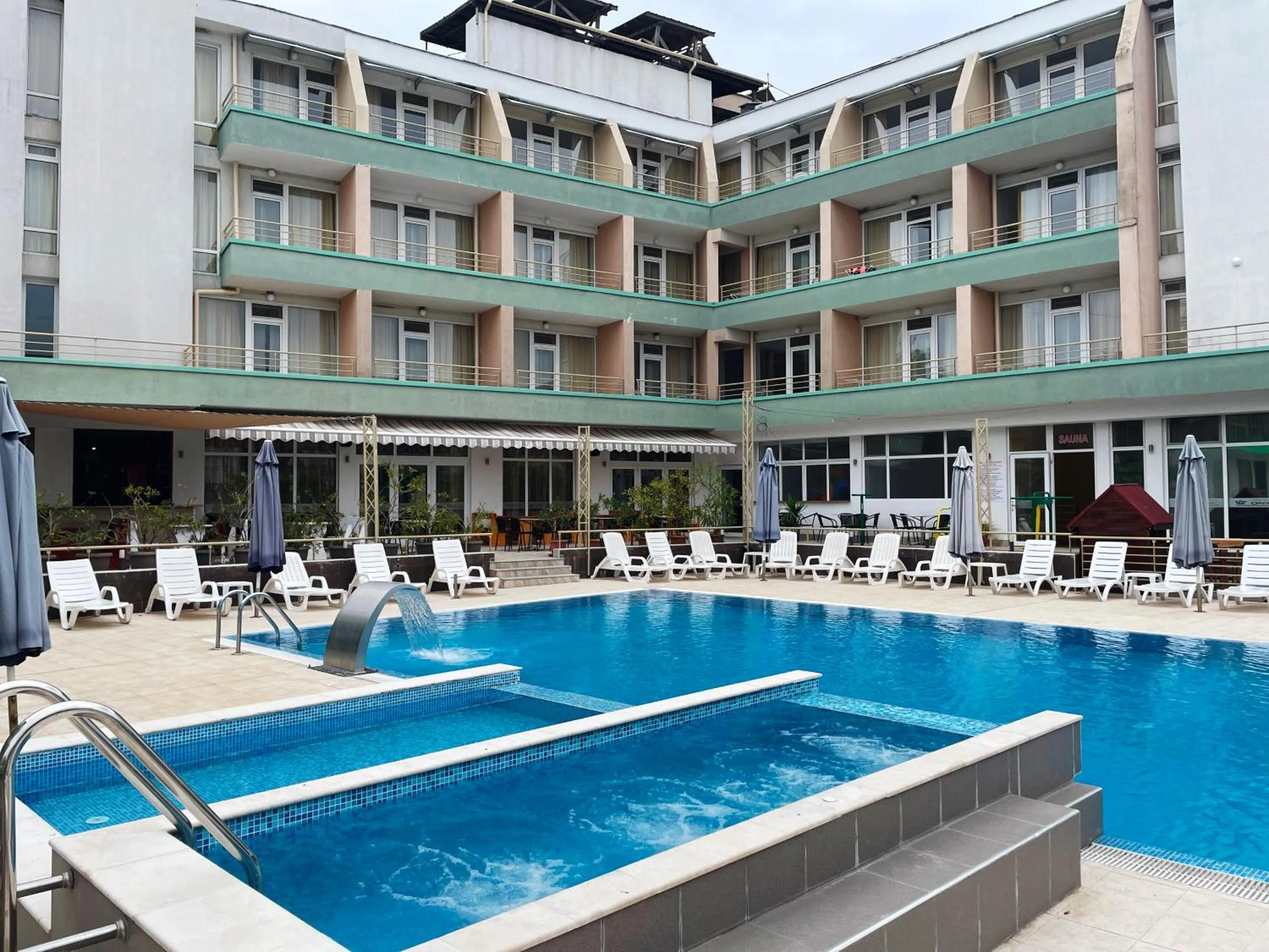 Hot Tub in Hotel Onyx