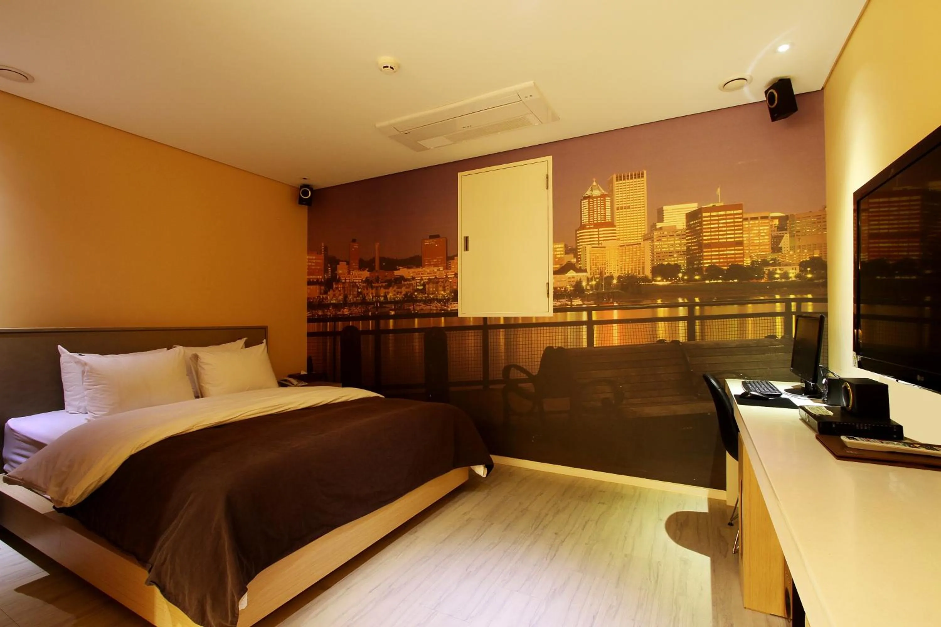 Bed in Uijeongbu Latree Hotel