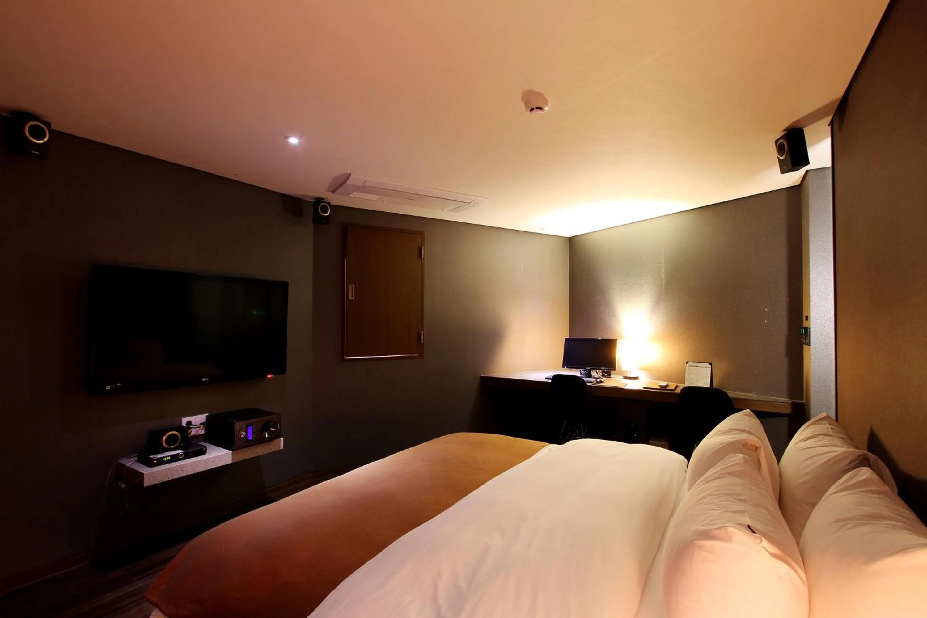 Bed in Uijeongbu Latree Hotel