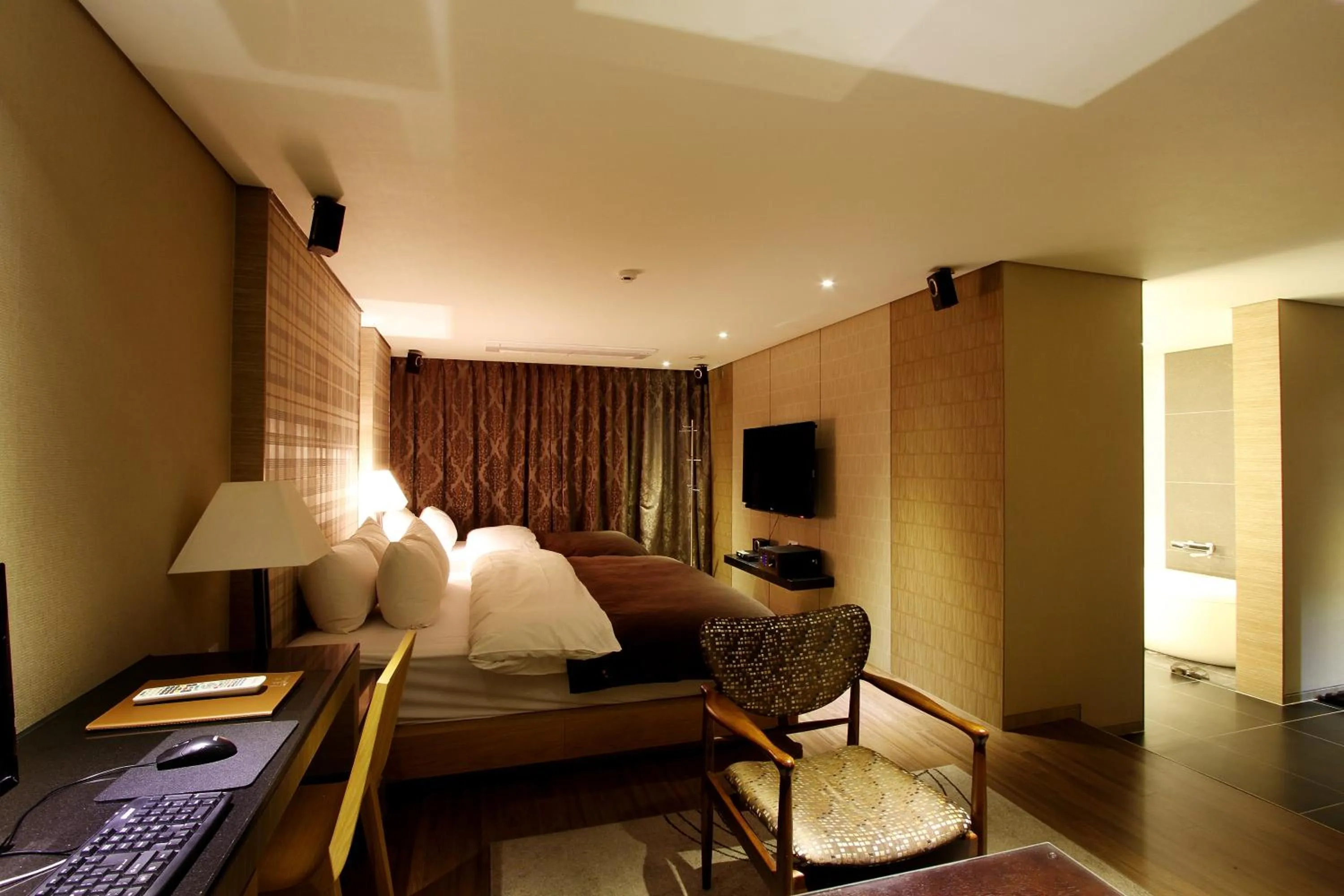 Bed in Uijeongbu Latree Hotel