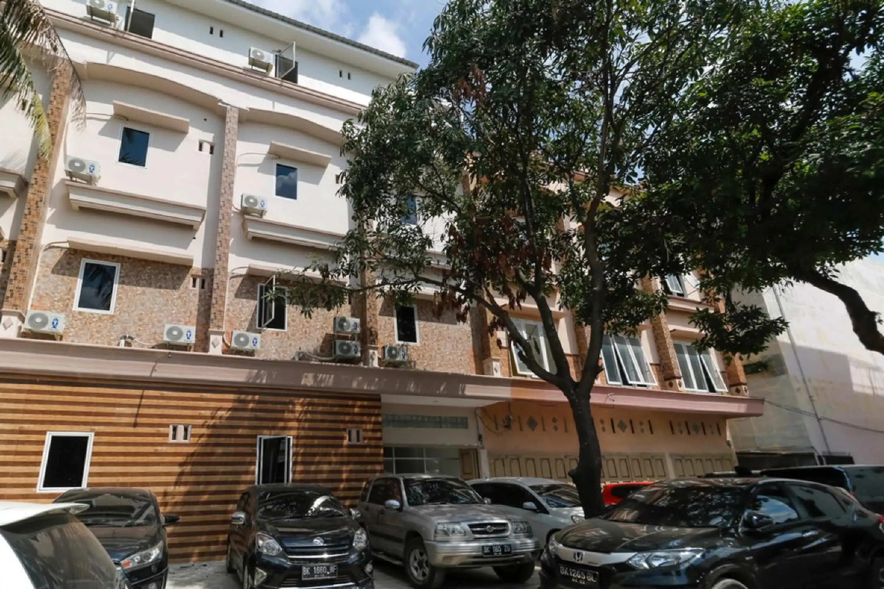 Facade/entrance in RedDoorz Plus near RS Royal Prima Medan Facade/entrance in RedDoorz Plus near RS Royal Prima Medan