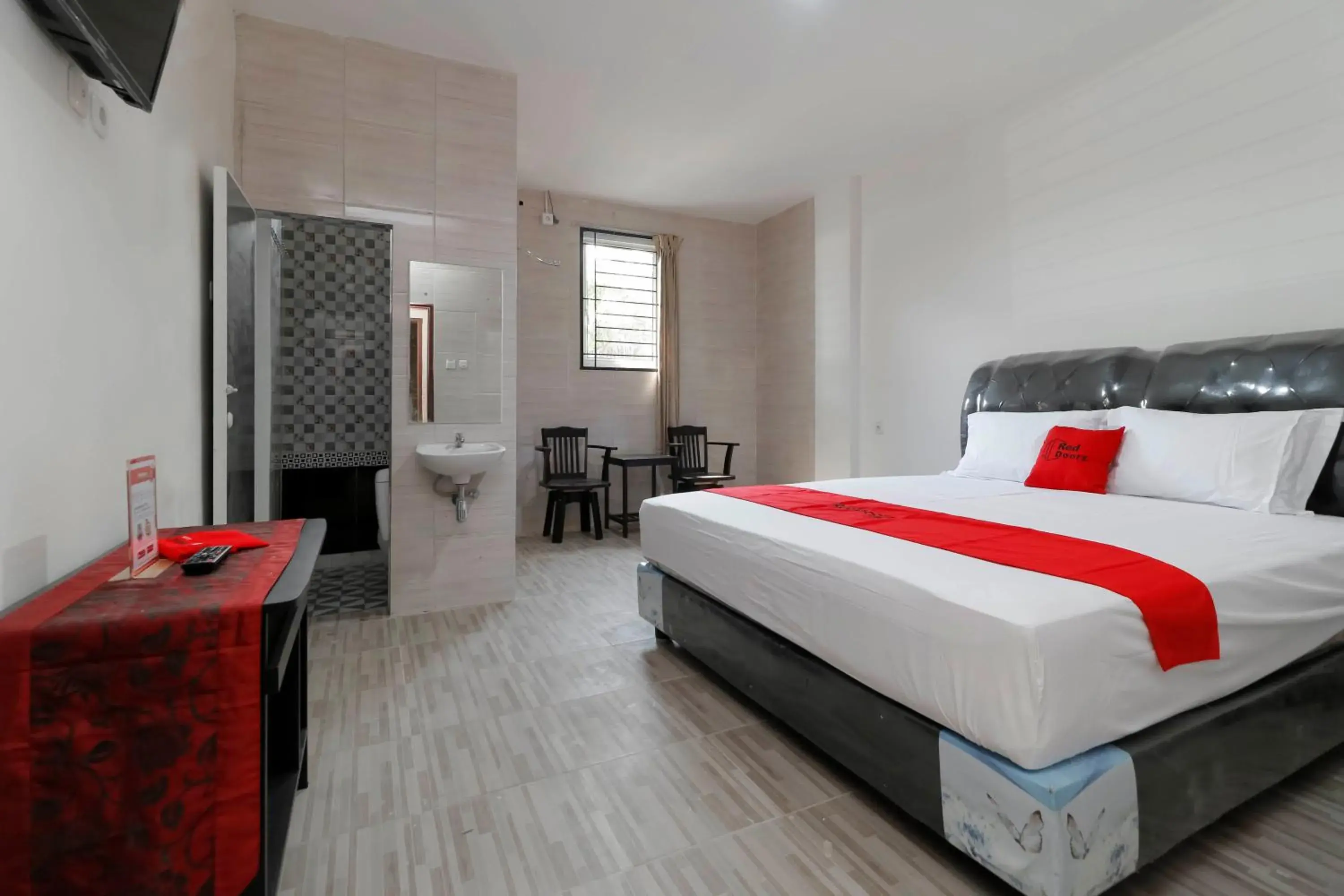 Double Room in RedDoorz Plus near RS Royal Prima Medan Double Room in RedDoorz Plus near RS Royal Prima Medan
