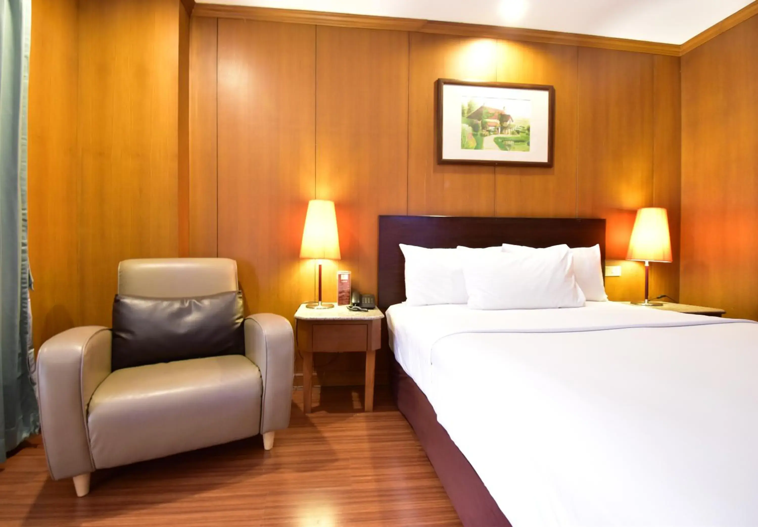 Photo of the whole room, Bed in Dynasty Inn Pattaya Photo of the whole room, Bed in Dynasty Inn Pattaya