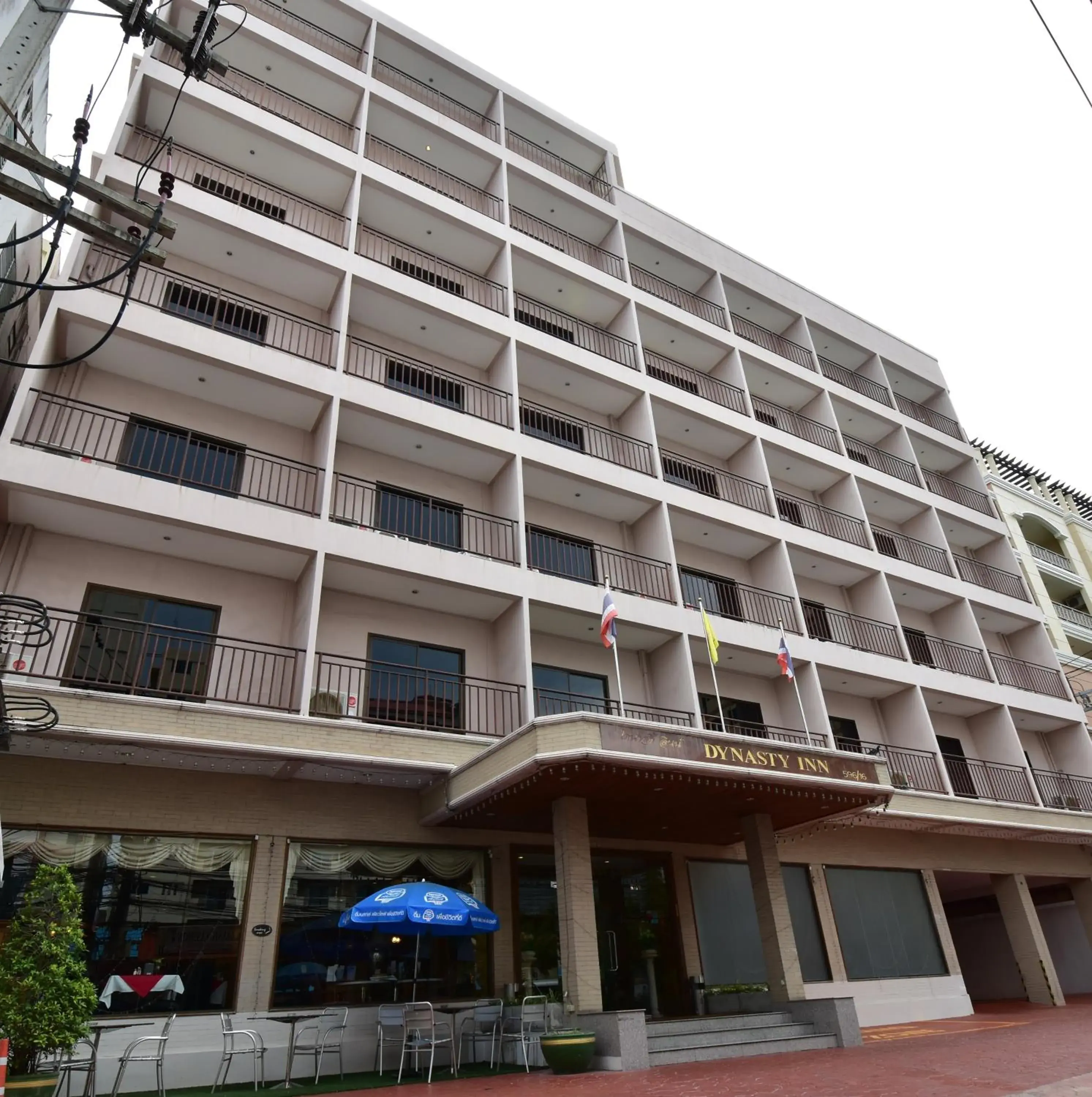 Property building in Dynasty Inn Pattaya Property building in Dynasty Inn Pattaya