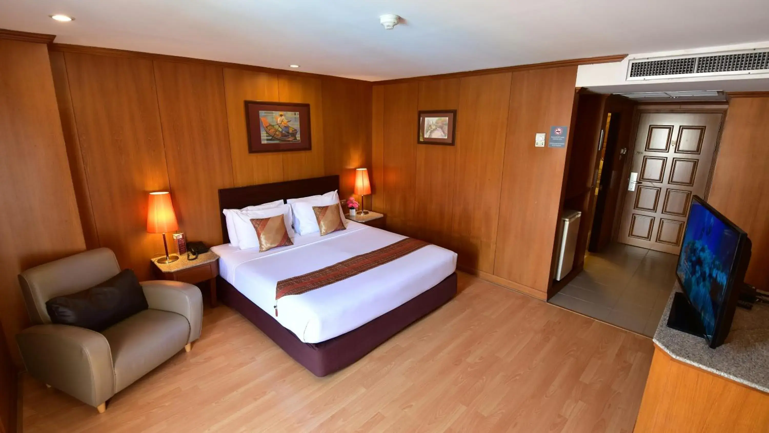 Photo of the whole room, Bed in Dynasty Inn Pattaya Photo of the whole room, Bed in Dynasty Inn Pattaya