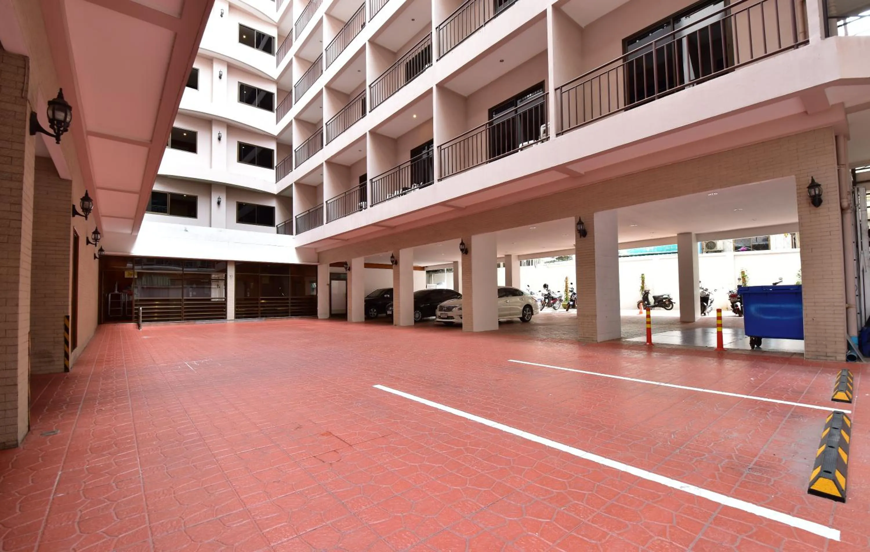 Parking in Dynasty Inn Pattaya