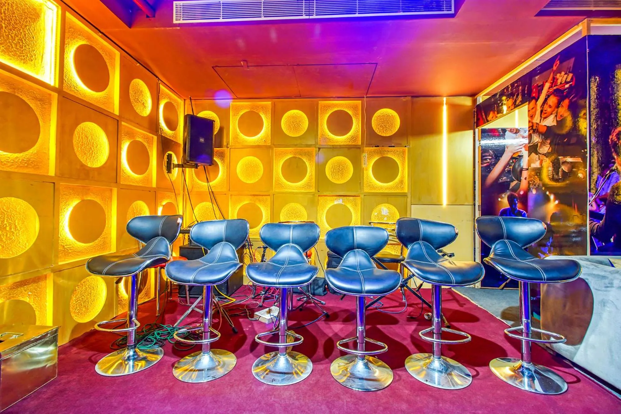 Lounge or bar in FabHotel White Klove - Nr New Delhi Railway Station