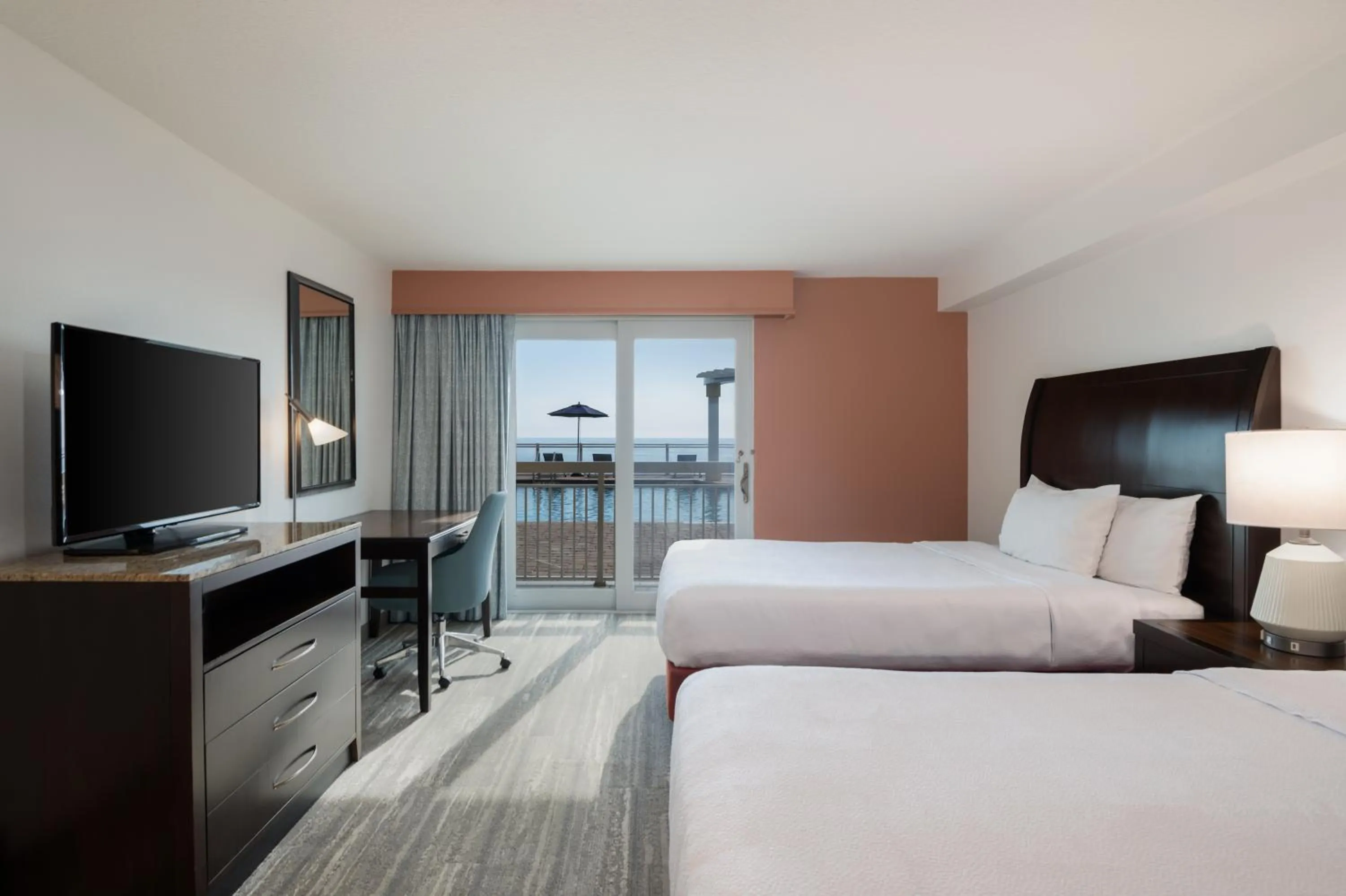 Balcony/Terrace, Bed in Hilton Garden Inn Daytona Beach Oceanfront