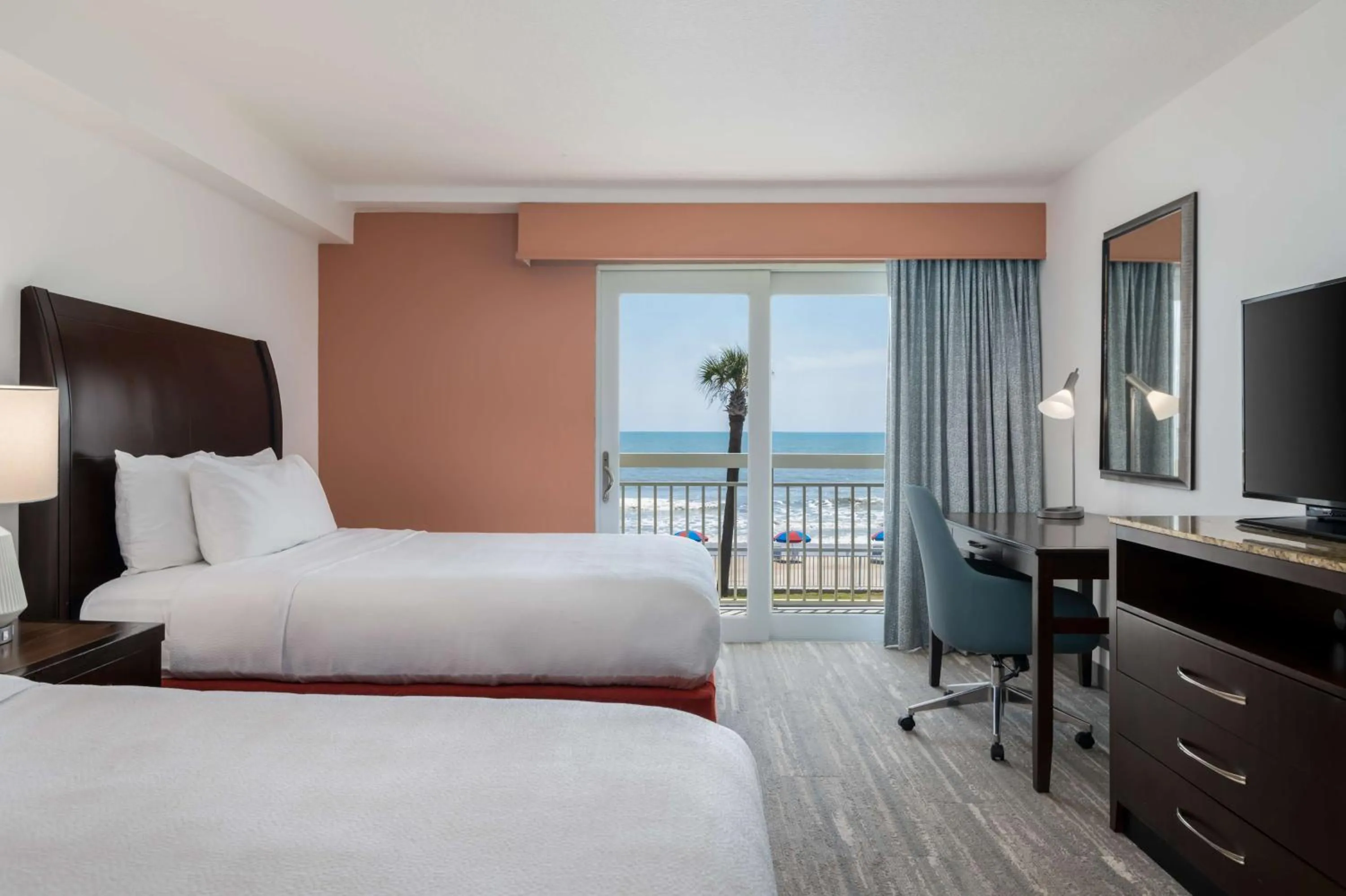 Bedroom, Bed in Hilton Garden Inn Daytona Beach Oceanfront