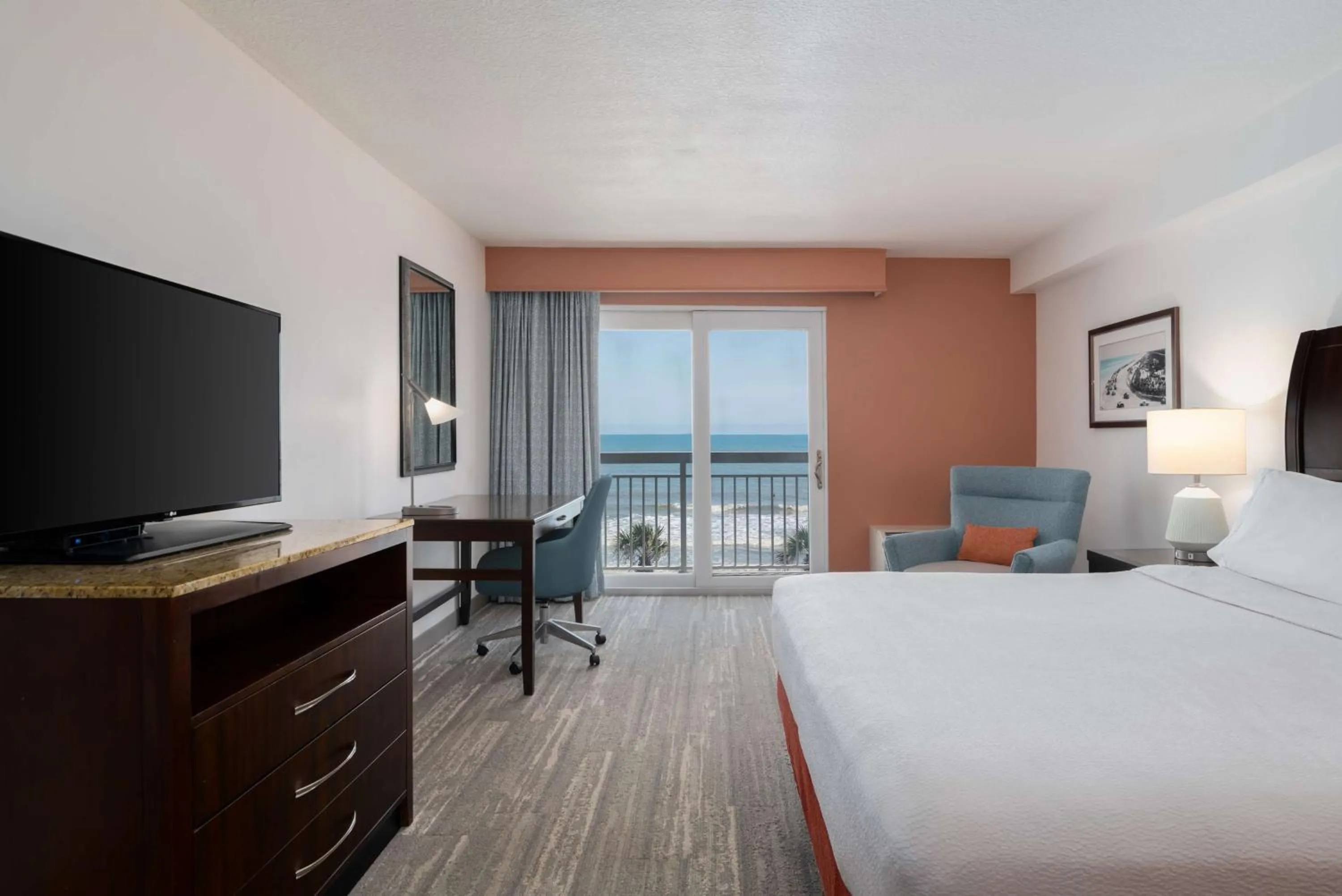 Bedroom, Bed in Hilton Garden Inn Daytona Beach Oceanfront