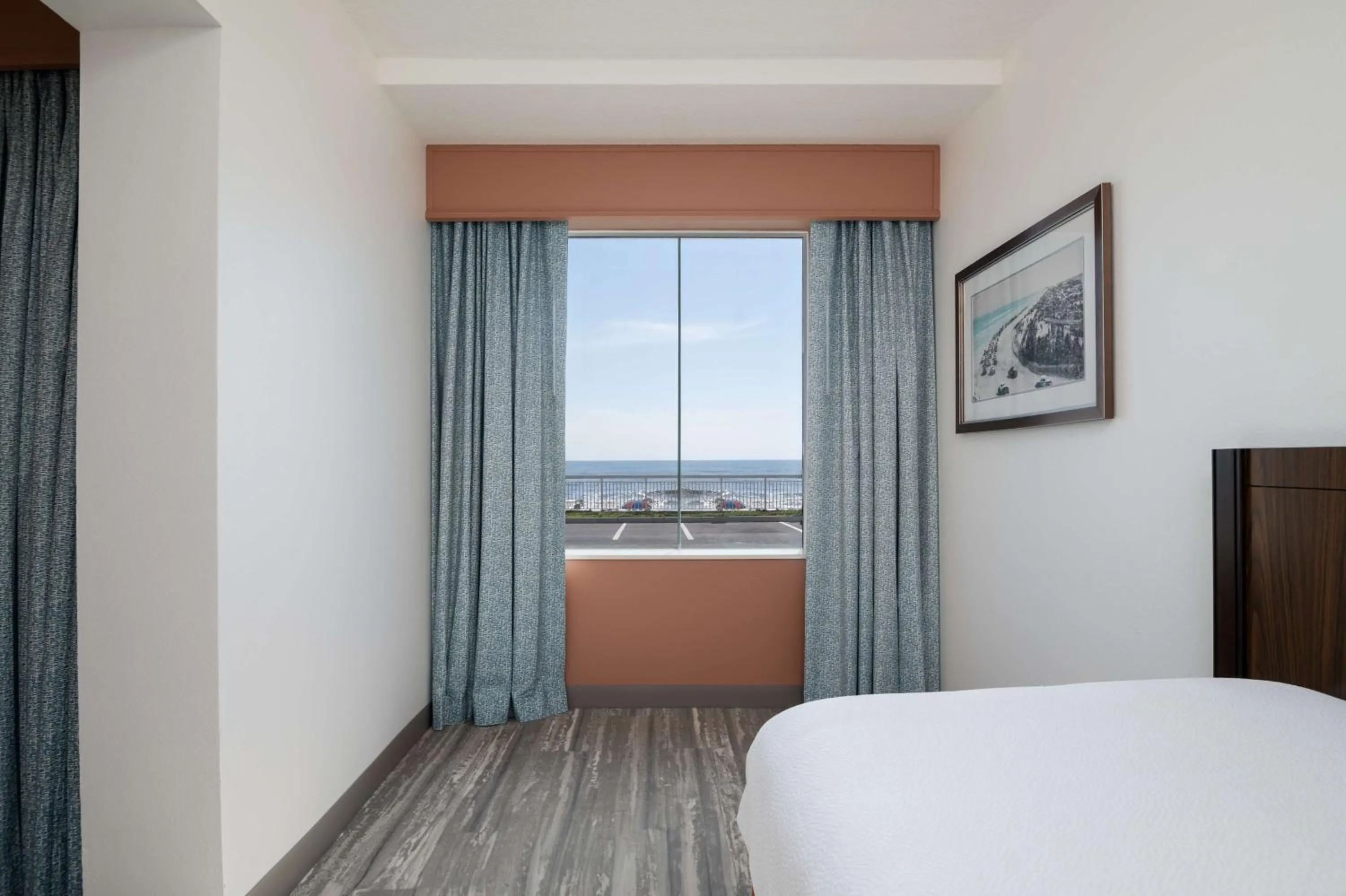 Bed in Hilton Garden Inn Daytona Beach Oceanfront