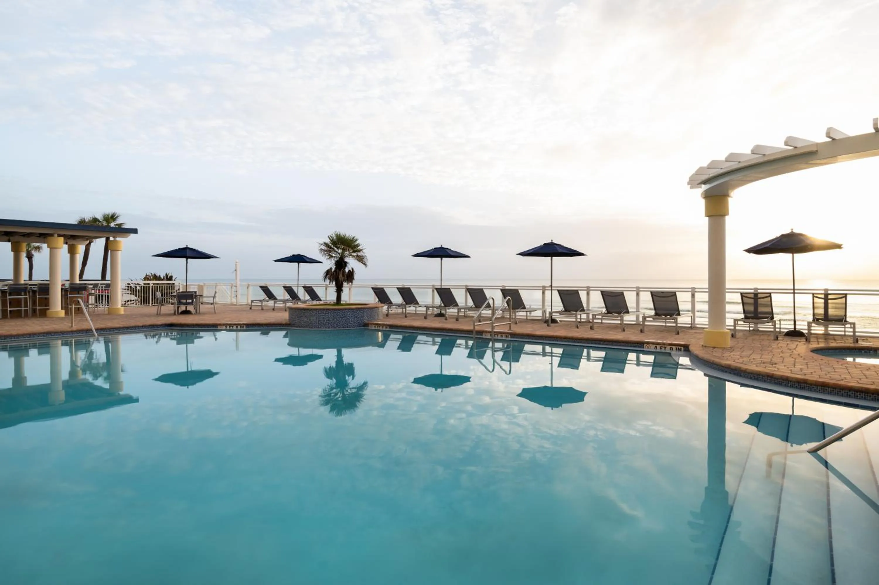 Swimming pool in Hilton Garden Inn Daytona Beach Oceanfront