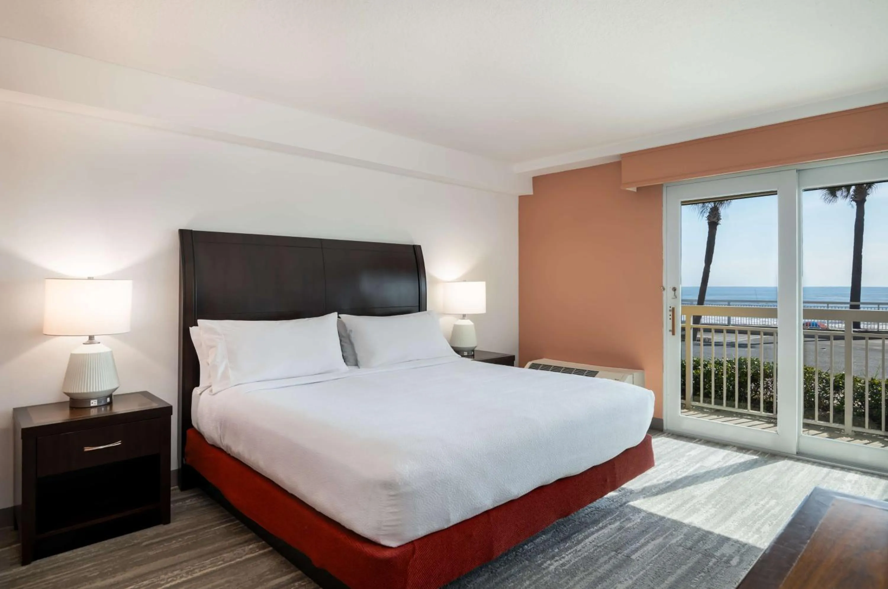 Bed in Hilton Garden Inn Daytona Beach Oceanfront