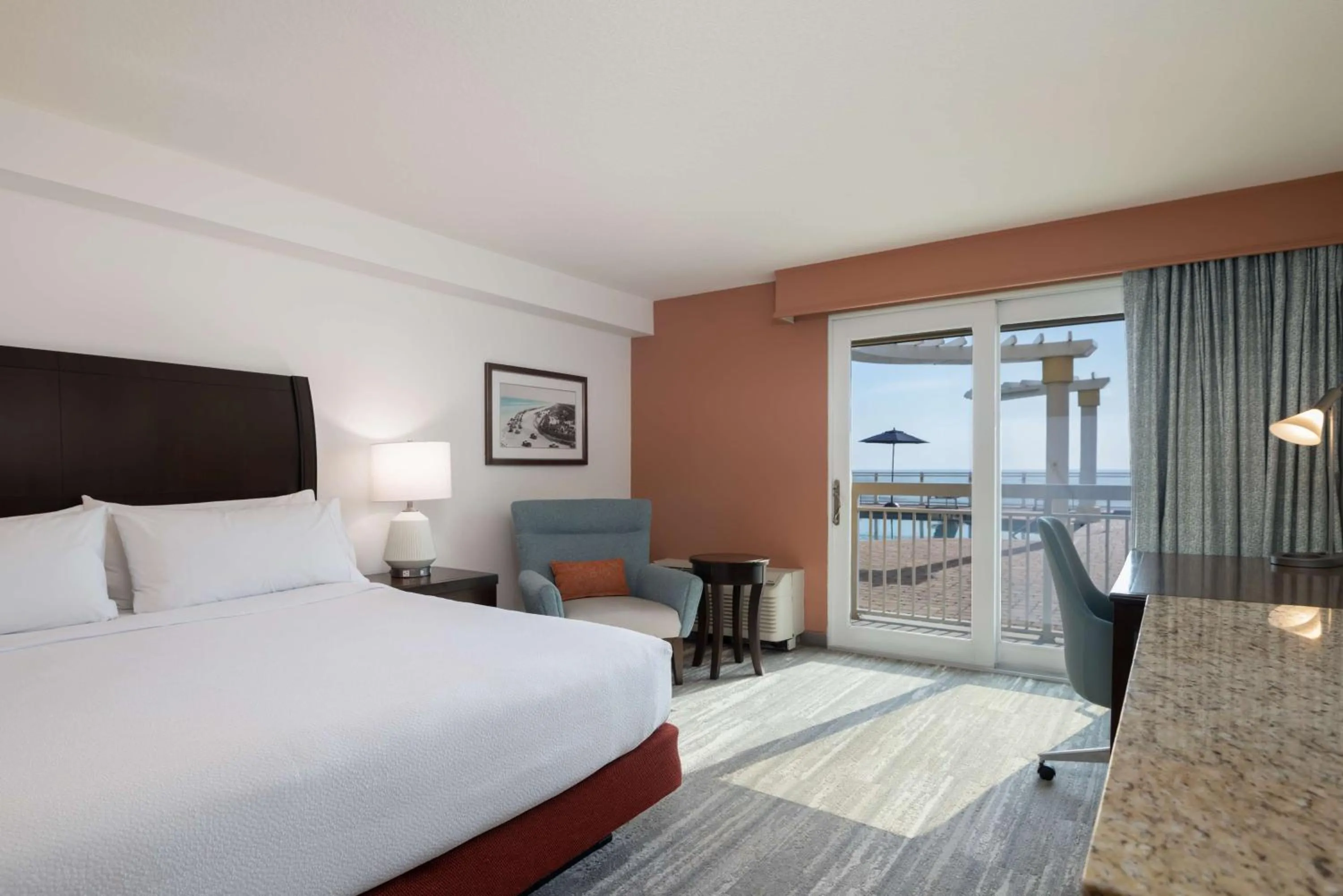 Bed in Hilton Garden Inn Daytona Beach Oceanfront