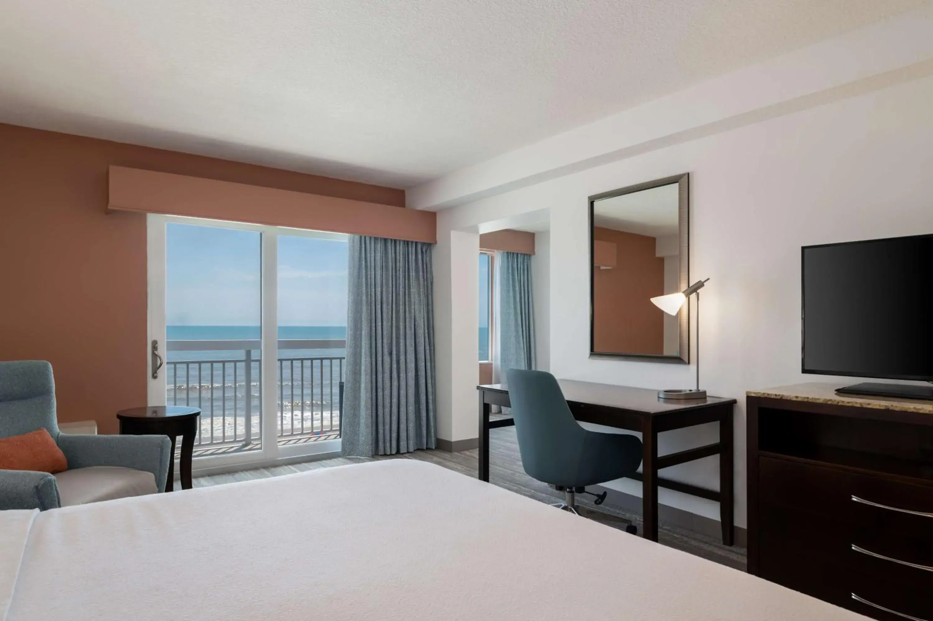 Bedroom, Bed in Hilton Garden Inn Daytona Beach Oceanfront Bedroom, Bed in Hilton Garden Inn Daytona Beach Oceanfront