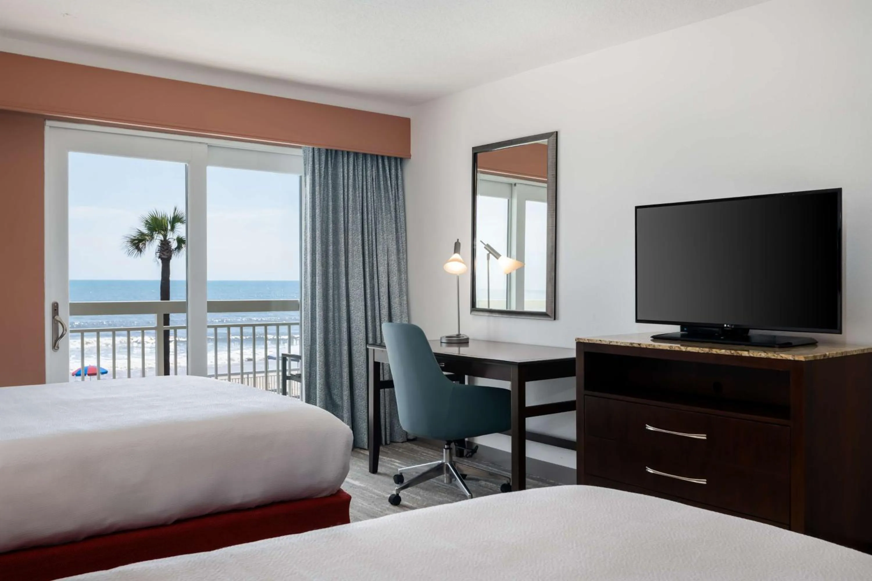 Bed in Hilton Garden Inn Daytona Beach Oceanfront