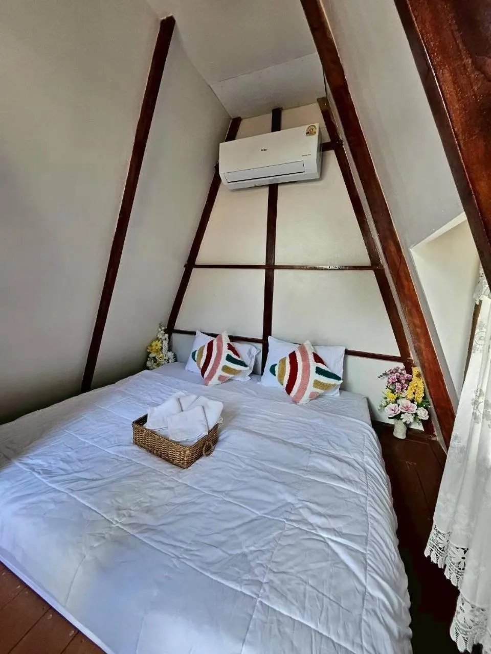 Photo of the whole room in I-Lay House Koh Kood