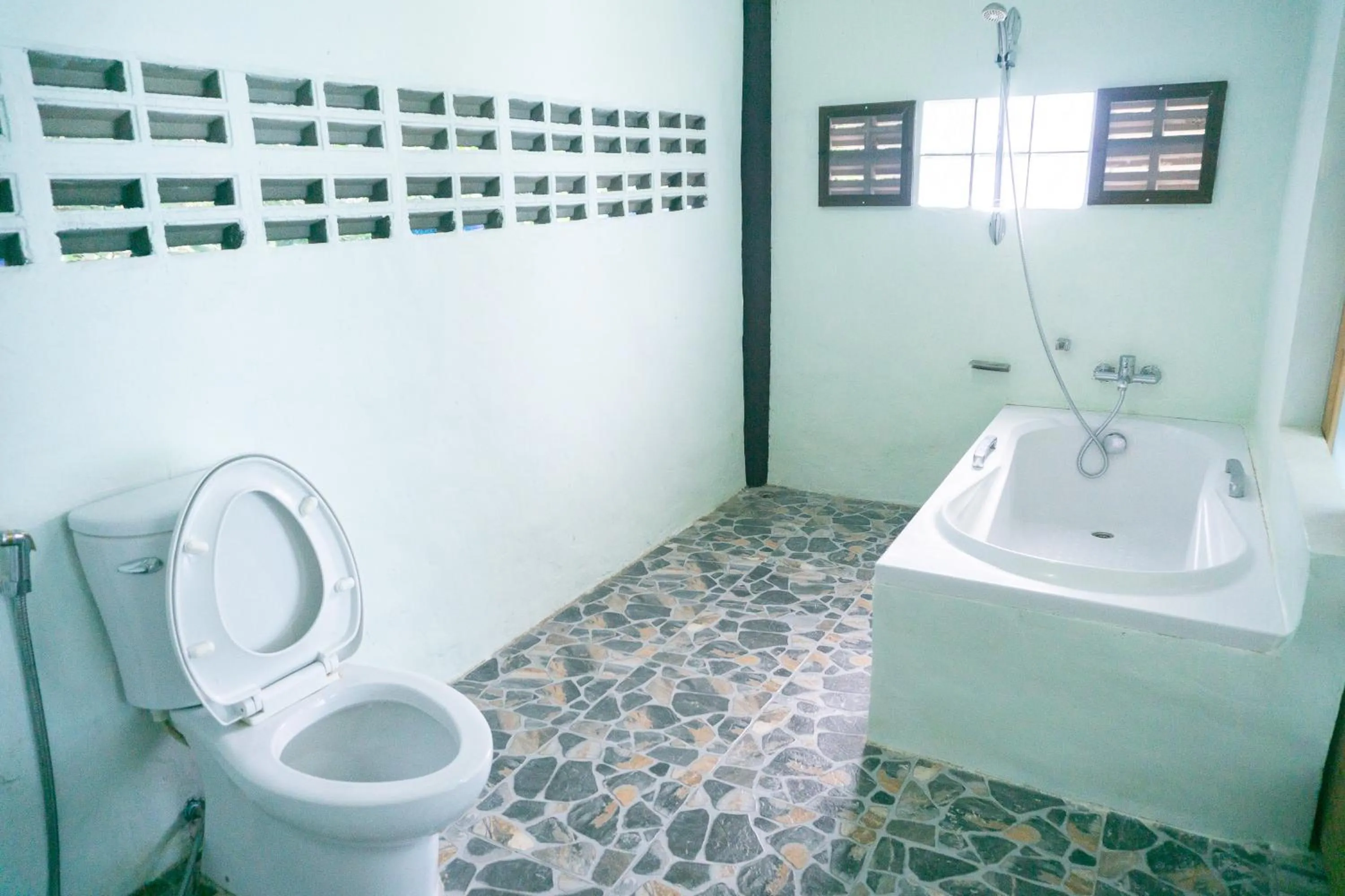 Shower in I-Lay House Koh Kood