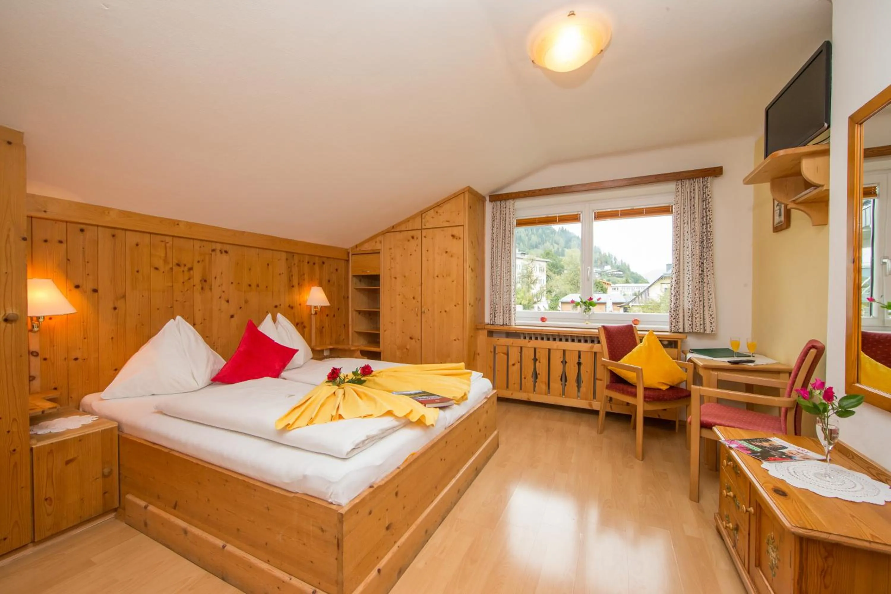 Photo of the whole room, Bed in Hotel Pension Hubertus