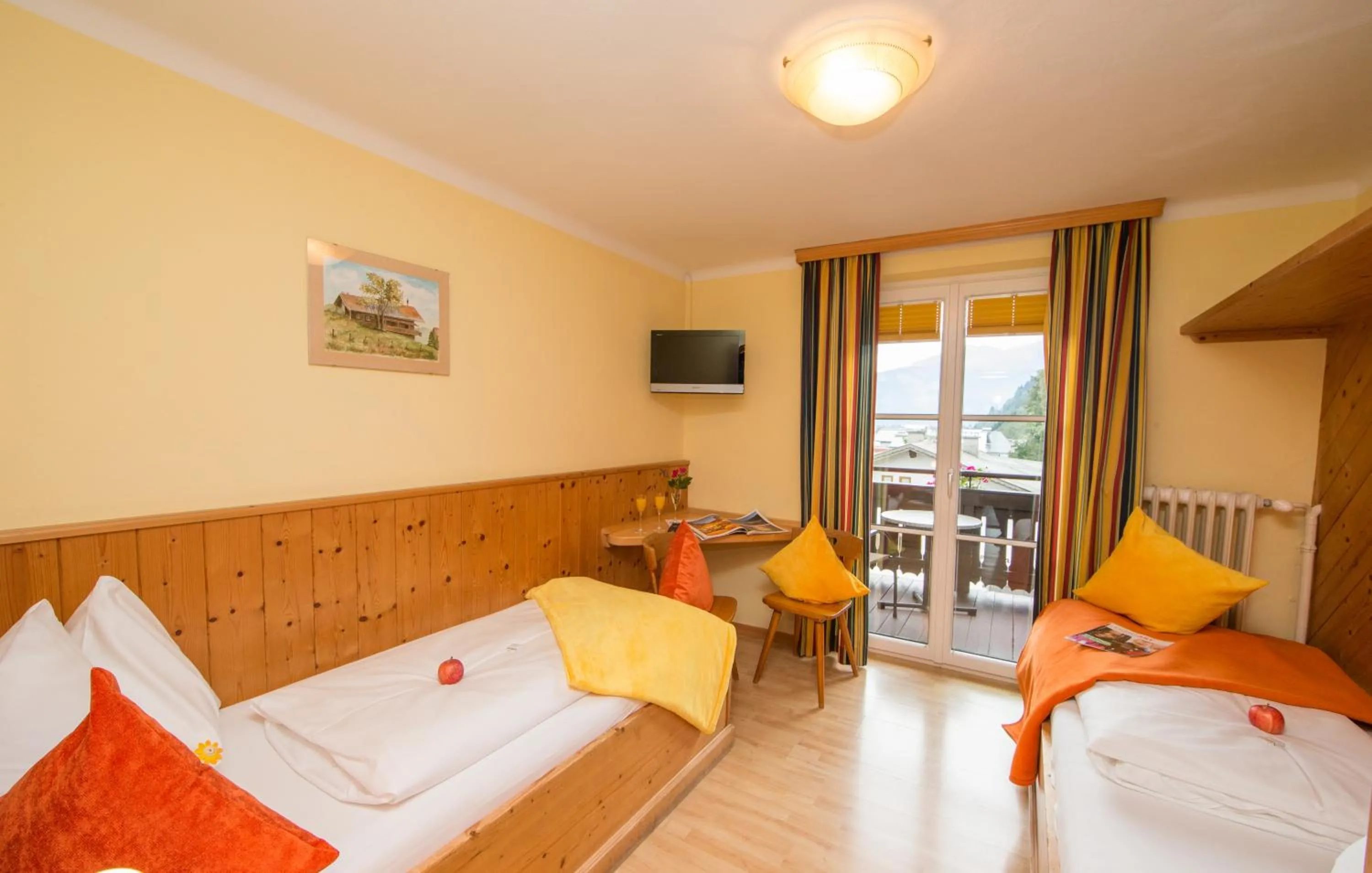 Photo of the whole room, Bed in Hotel Pension Hubertus