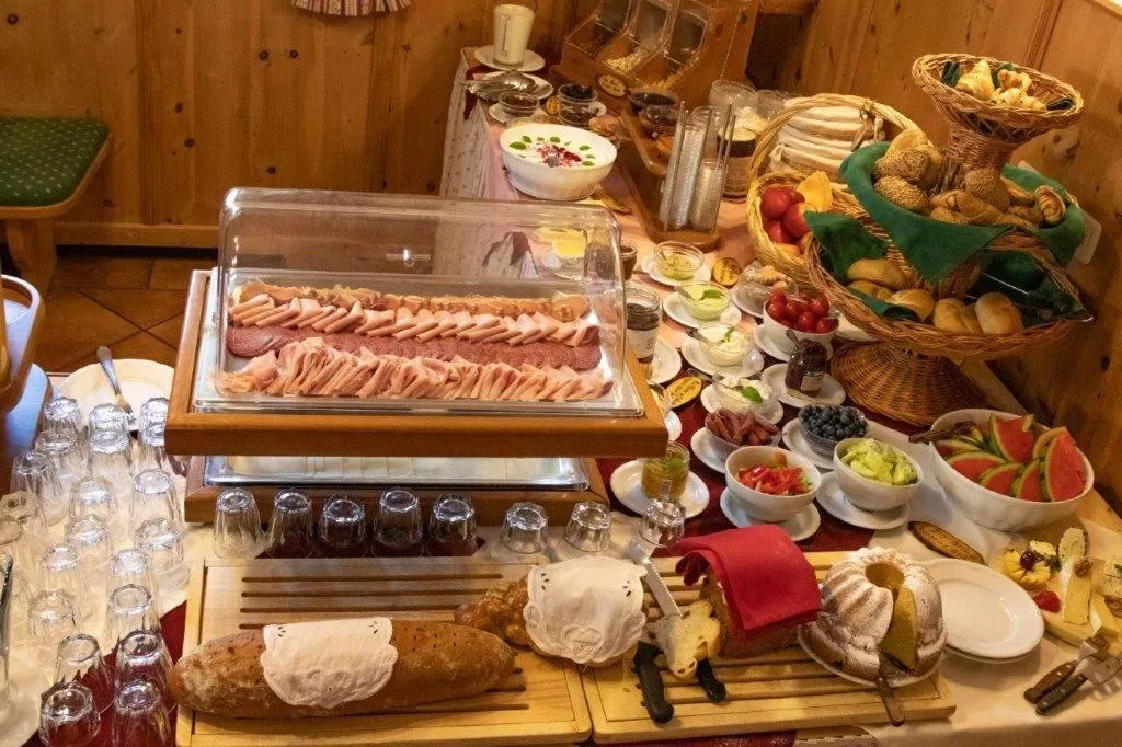 Breakfast in Hotel Pension Hubertus