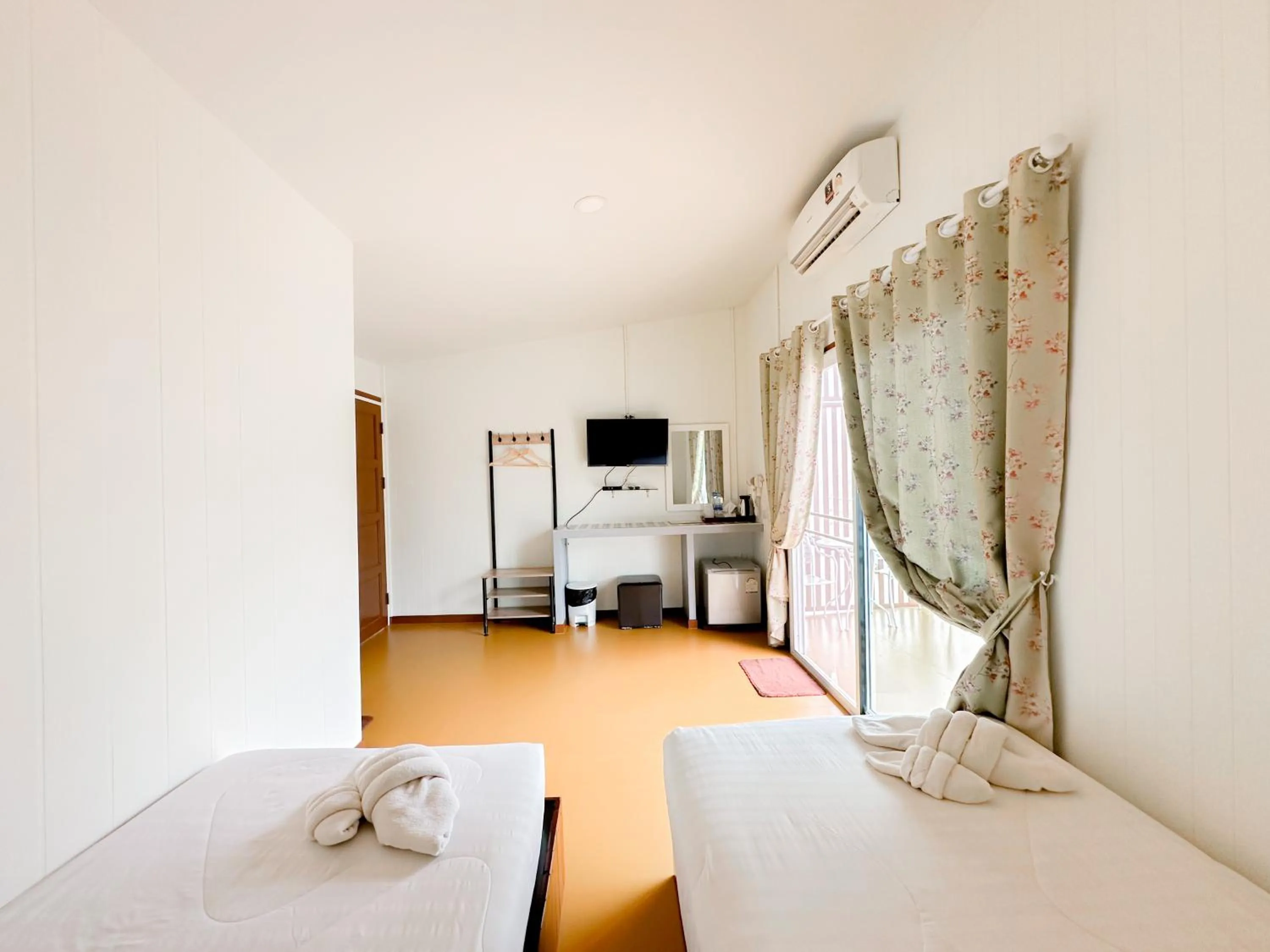 Bed in ชอว์ งาทอง รีสอร์ต Chor Ngar Thong Erawan Kanchanaburi
